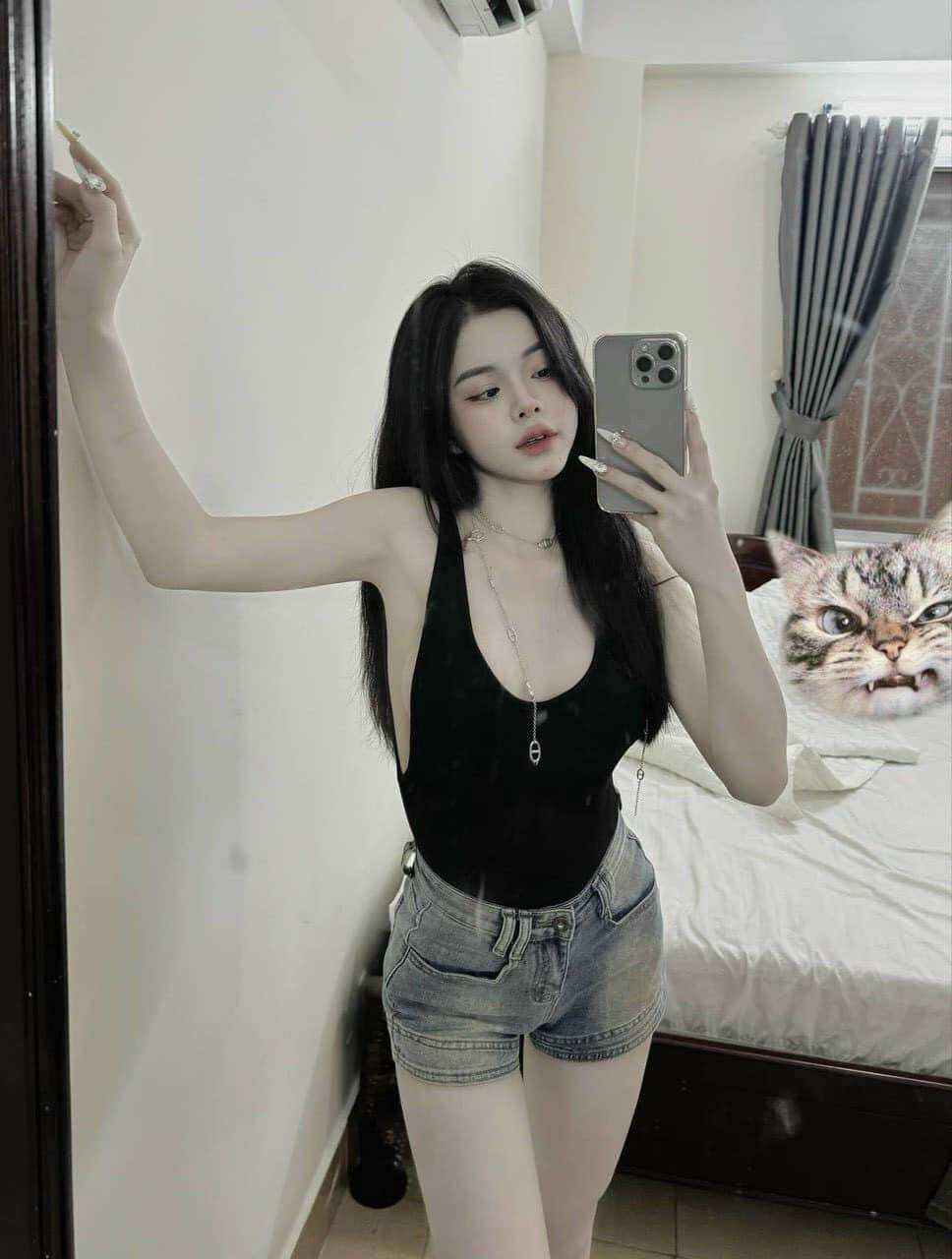quần đùi jean rách hot trend cw