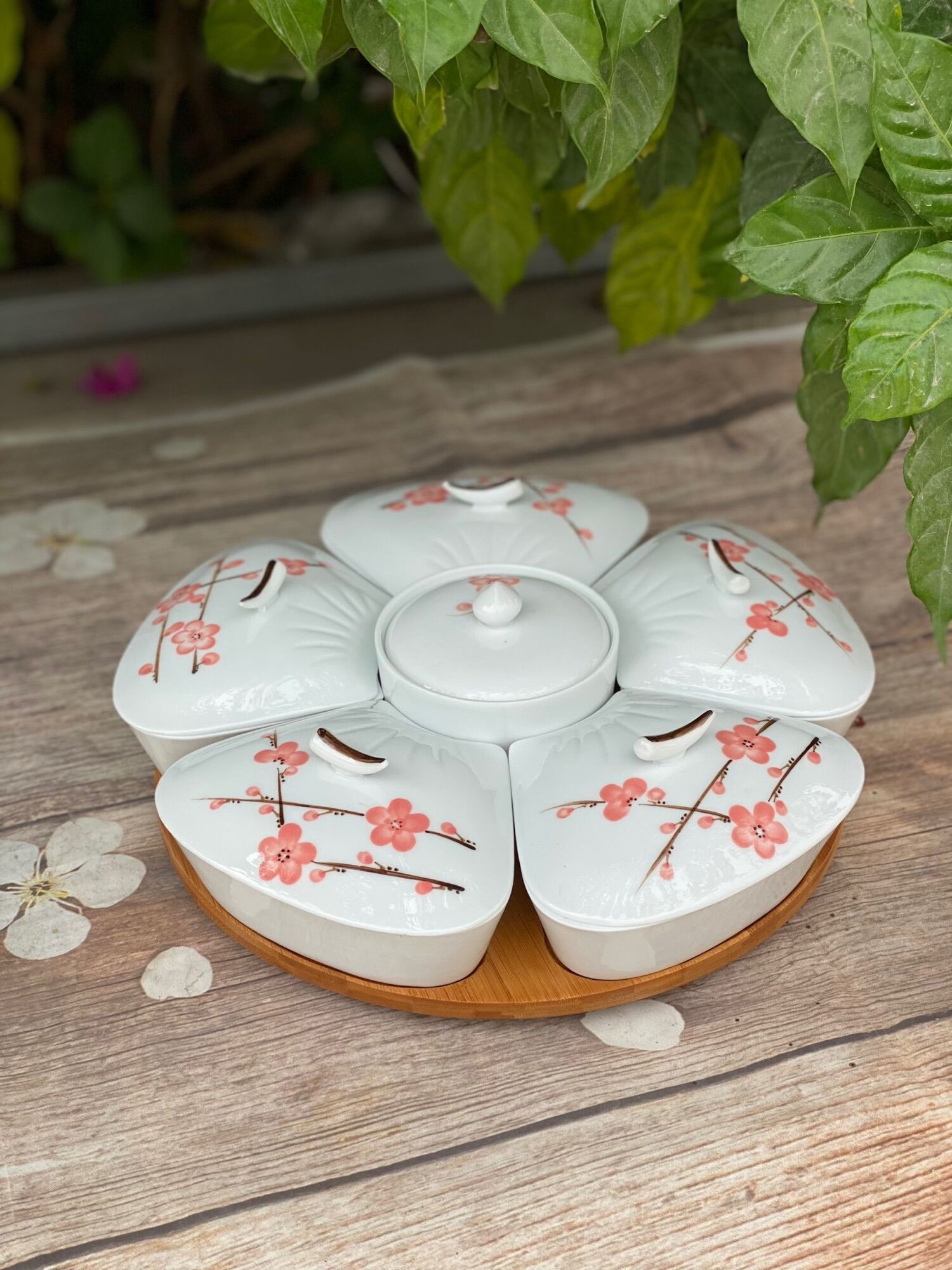 Khay mứt Tết. Gốm sứ Bát Tràng.