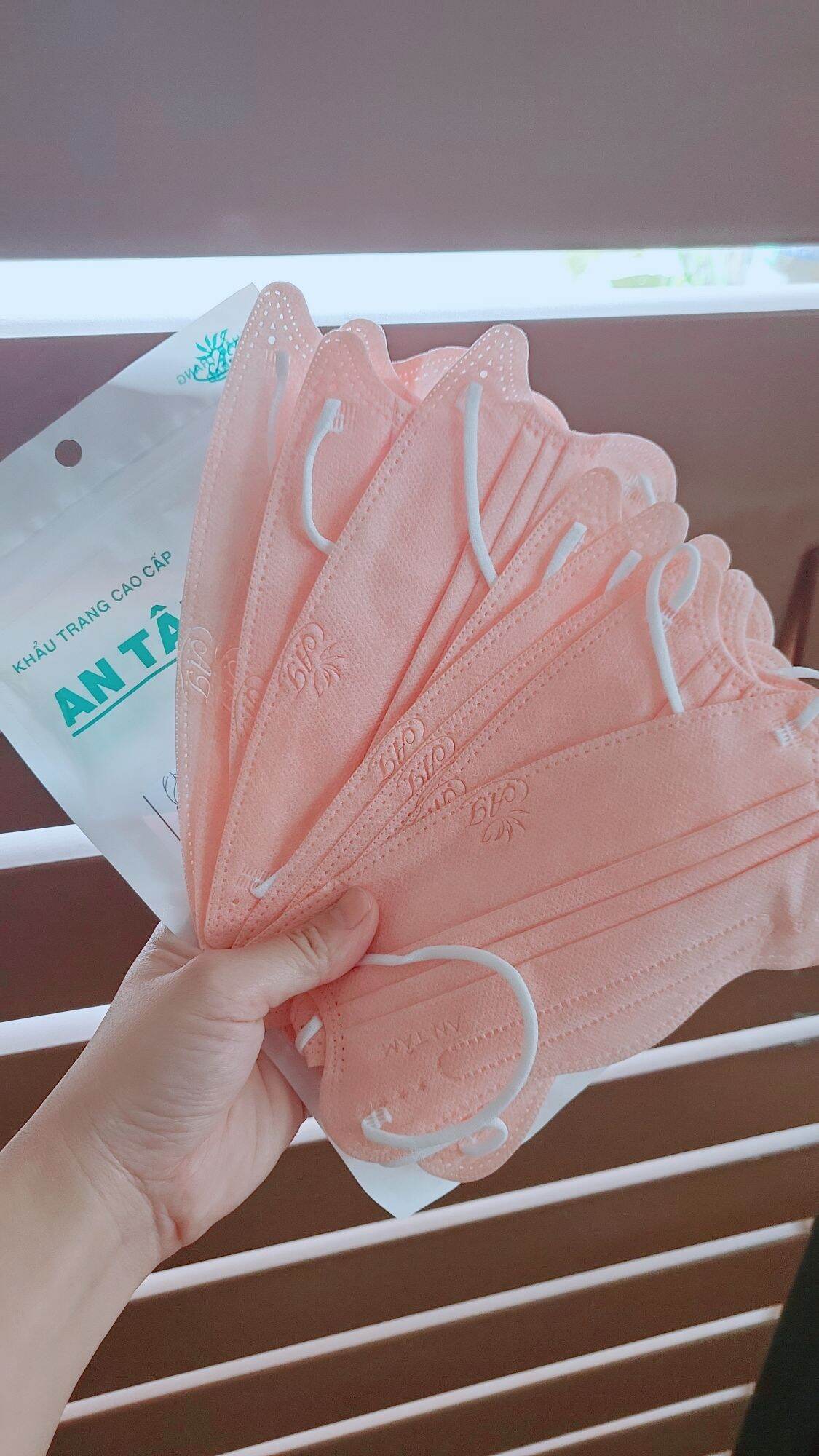 một gói khẩu trang cua 10 cái ( màu ngẩu nhiên unisex)