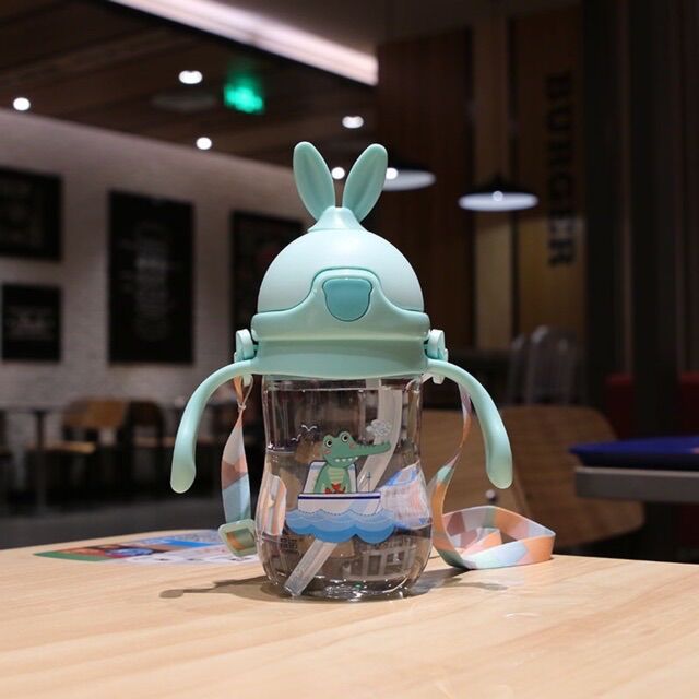 Bình uống nước cho bé