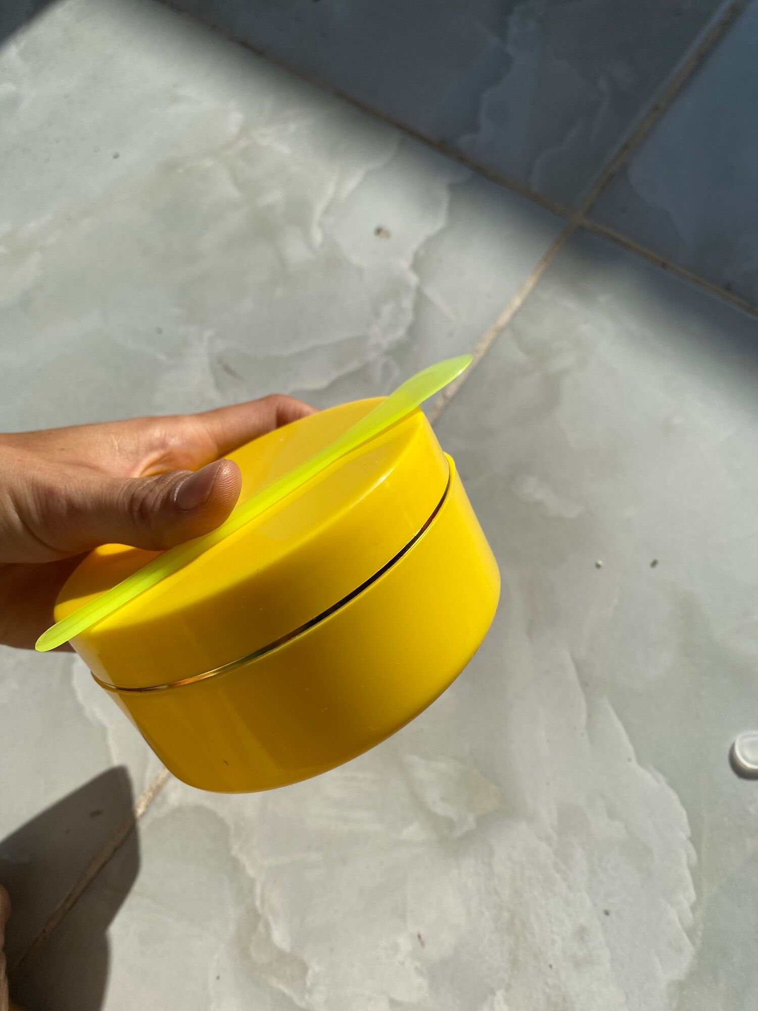 Hủ 200g màu vàng