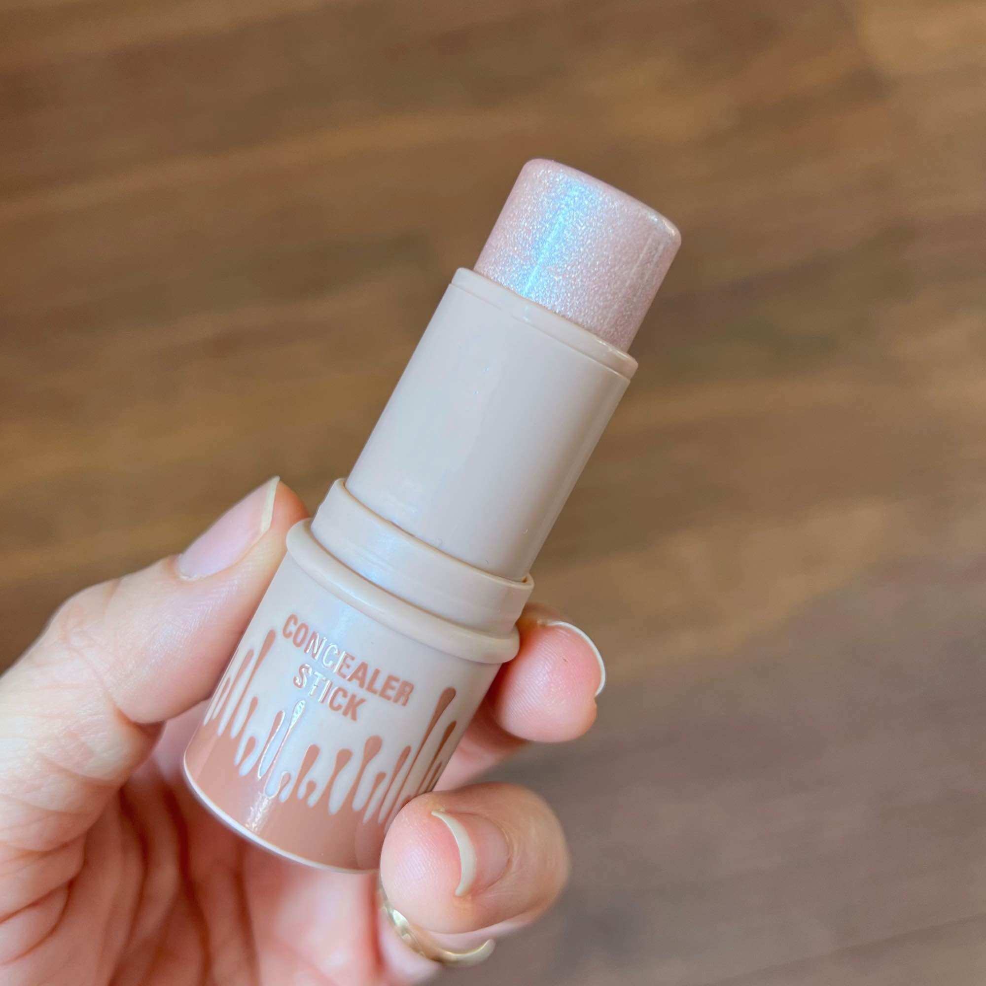 Thỏi Nhũ Bắt Sáng Căng Bóng HelloKiss Stick 6g