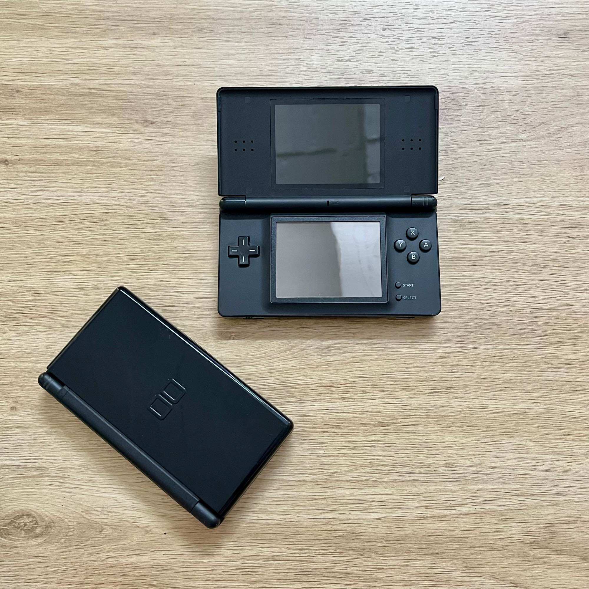 Máy Chơi game Nintendo DS Lite ( Full 2000 Game Free)