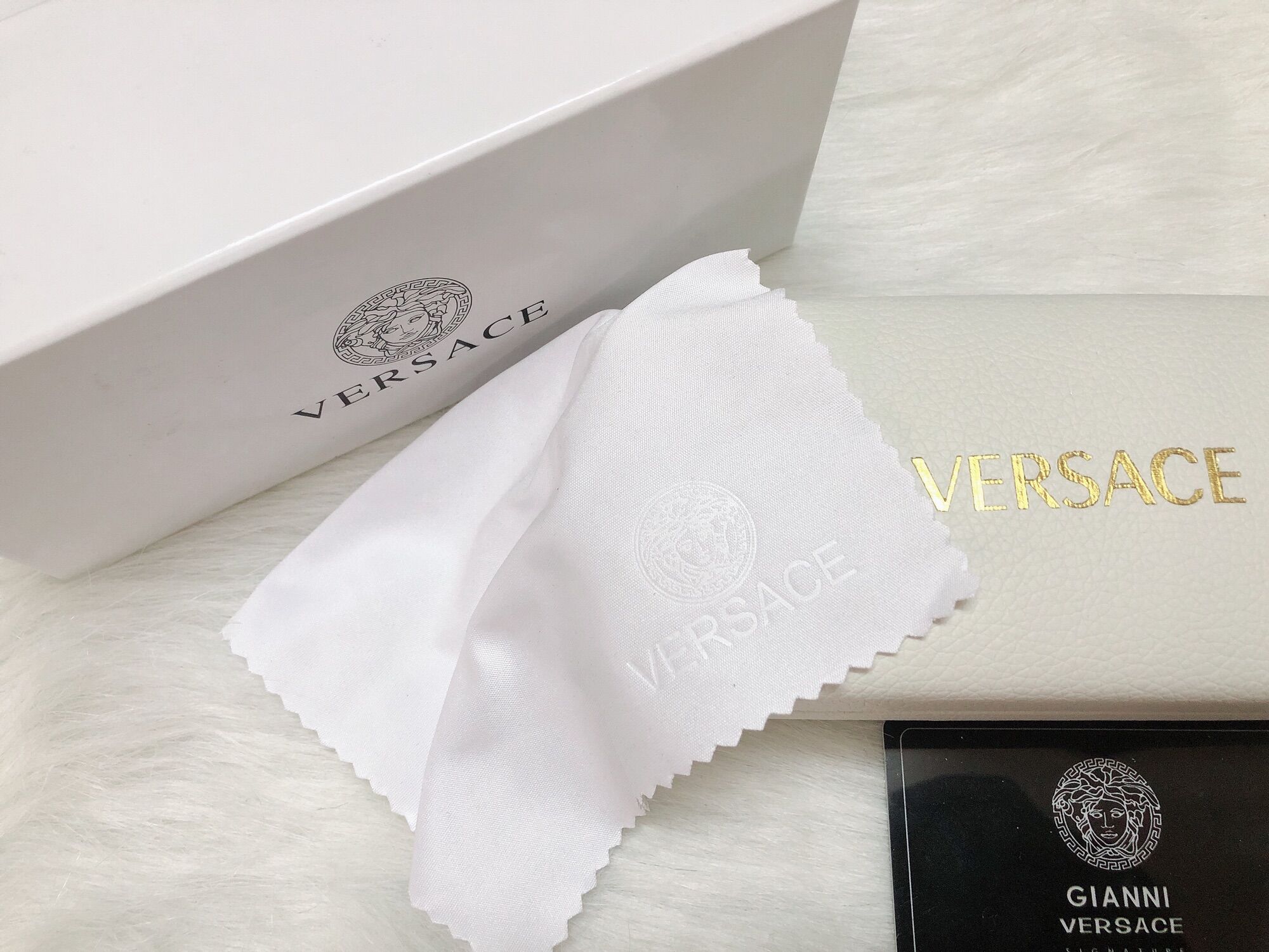 Hộp Đựng Kính Mắt Versace