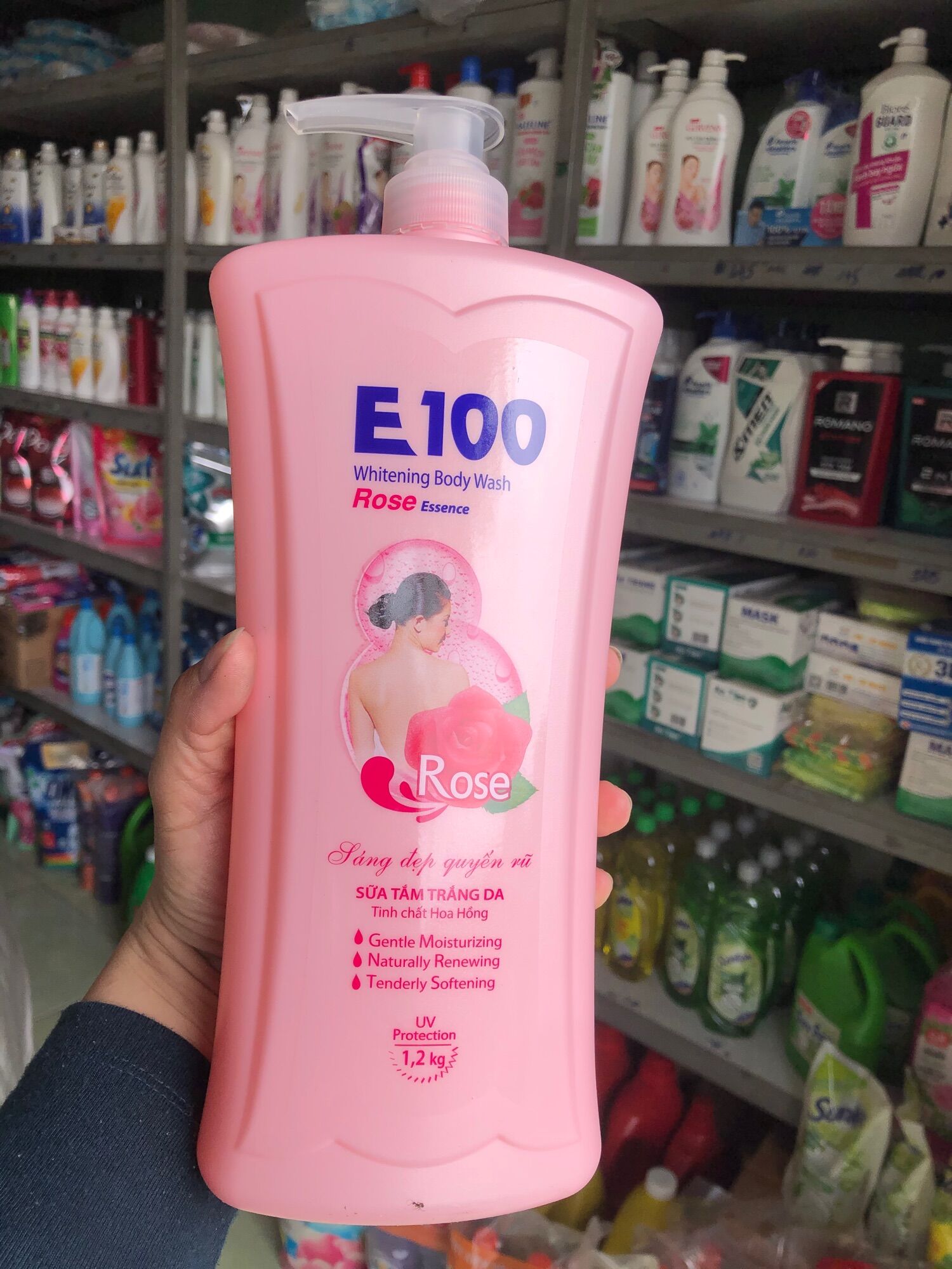 Sữa tắm trắng da hương hoa Hồng E100 chai 1200ml