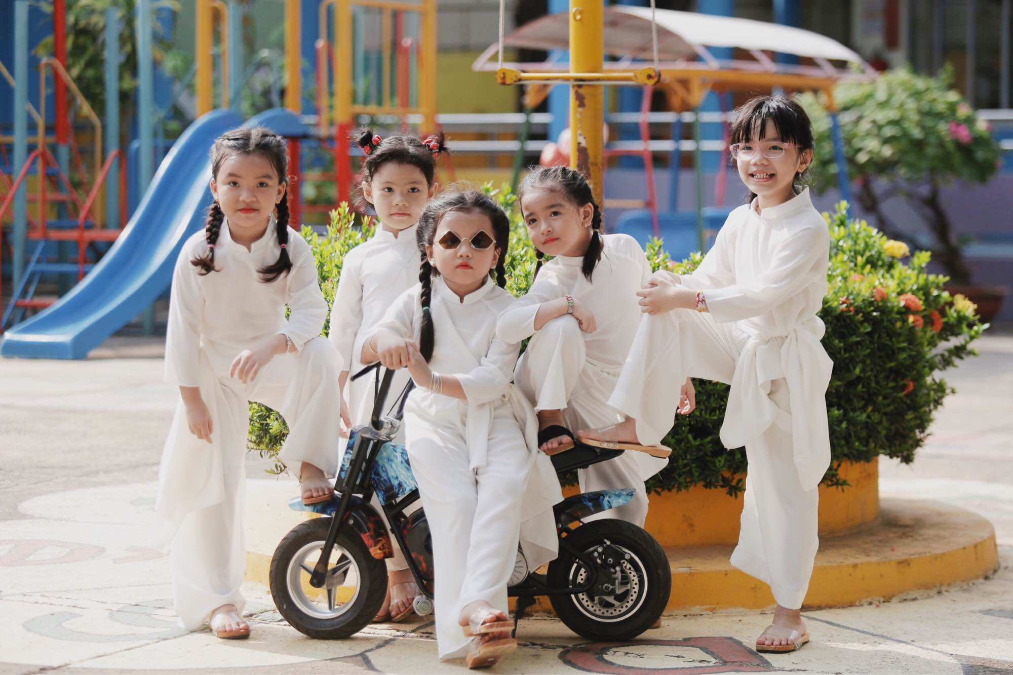 Bộ áo dài trắng truyền thống cho bé