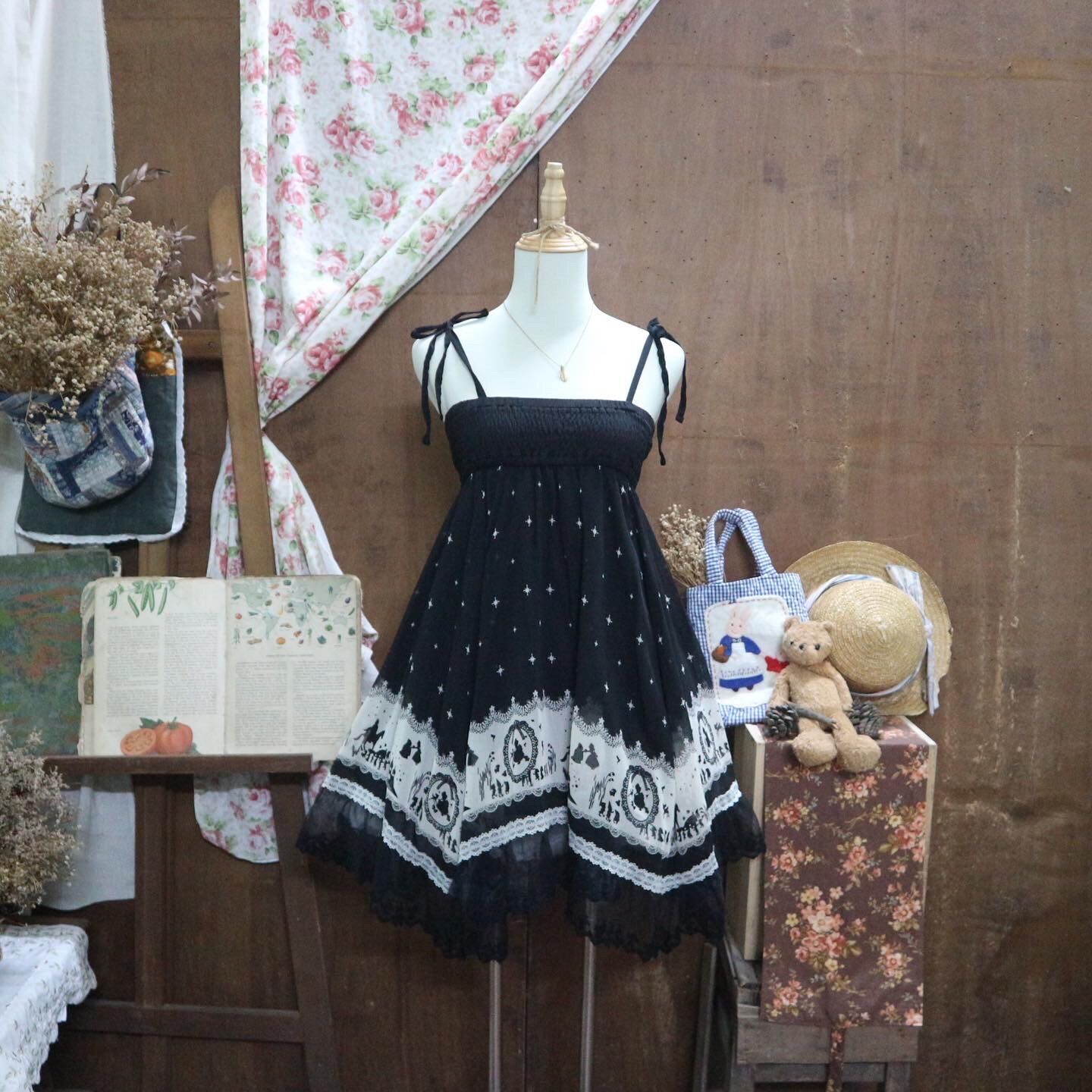 Đầm hai dây chân váy gợn sóng hoạ tiết snow white vintage.hoacuc