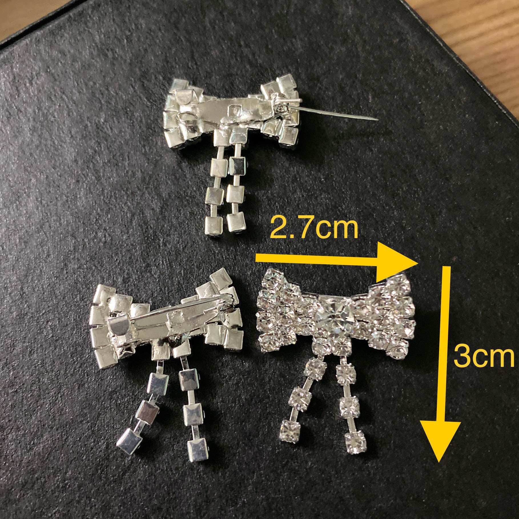 1 TAG CÀI NƠ SIZE 2.8cm có ghim cài phía sau