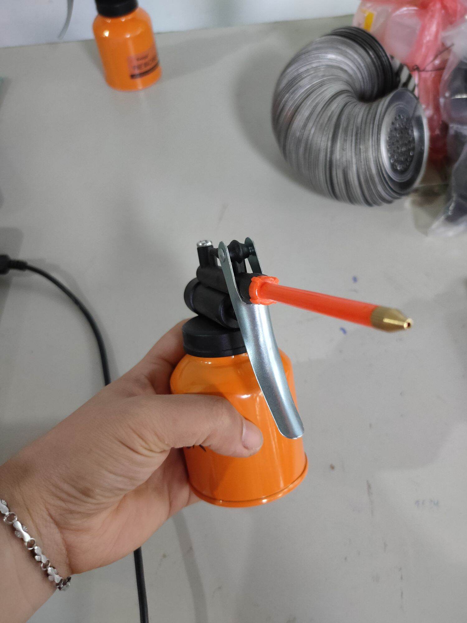 Bơm dầu bóp tay