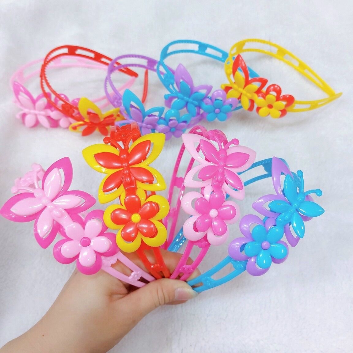 Cài tóc vương miện đủ màu cho bé.
