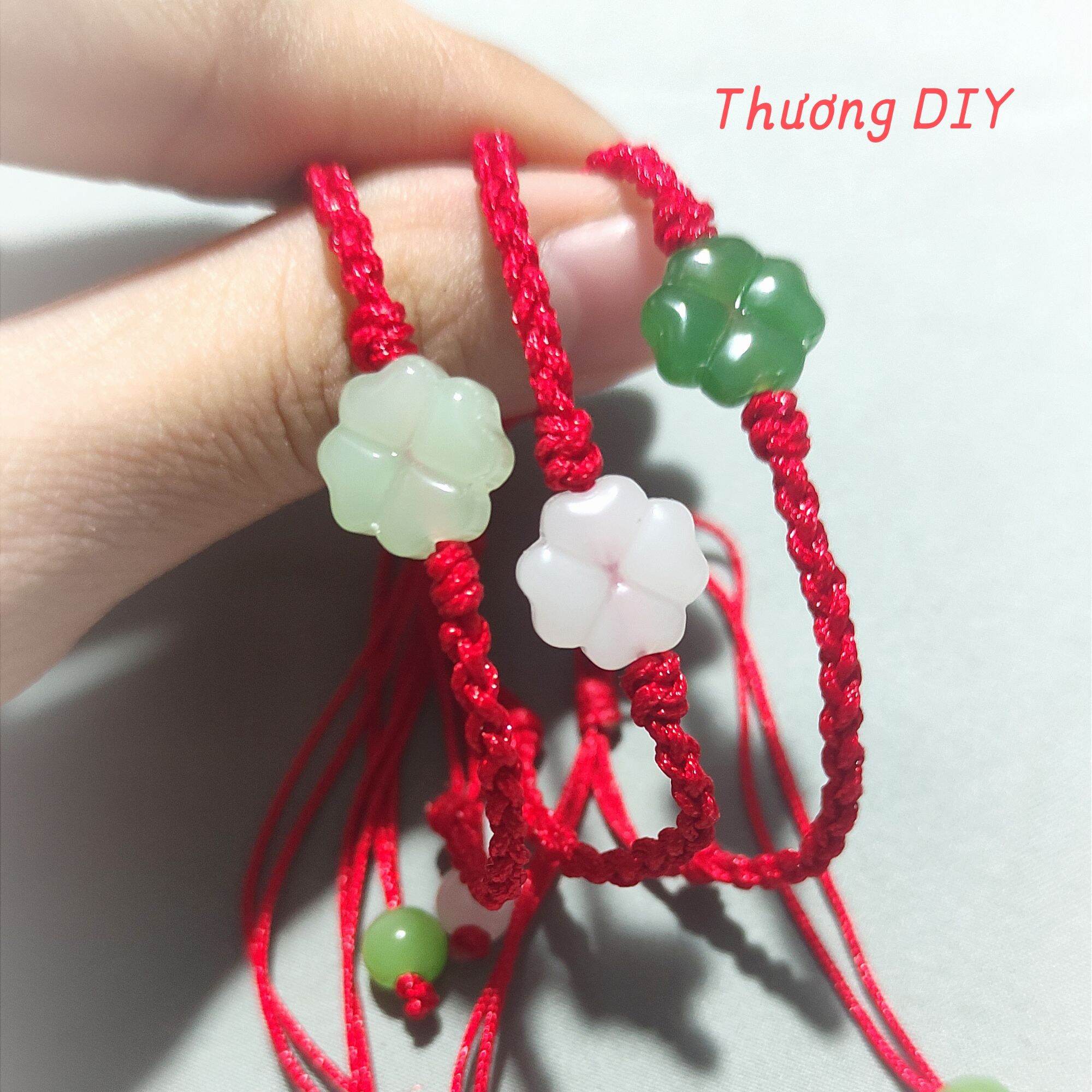 Vòng tay chỉ đỏ ngọc bội bình an cỏ bốn lá may mắn