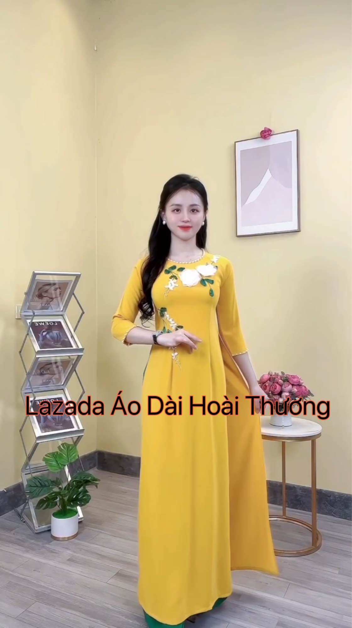 Áo dài lụa mỹ màu vàng thêu hoa trăng