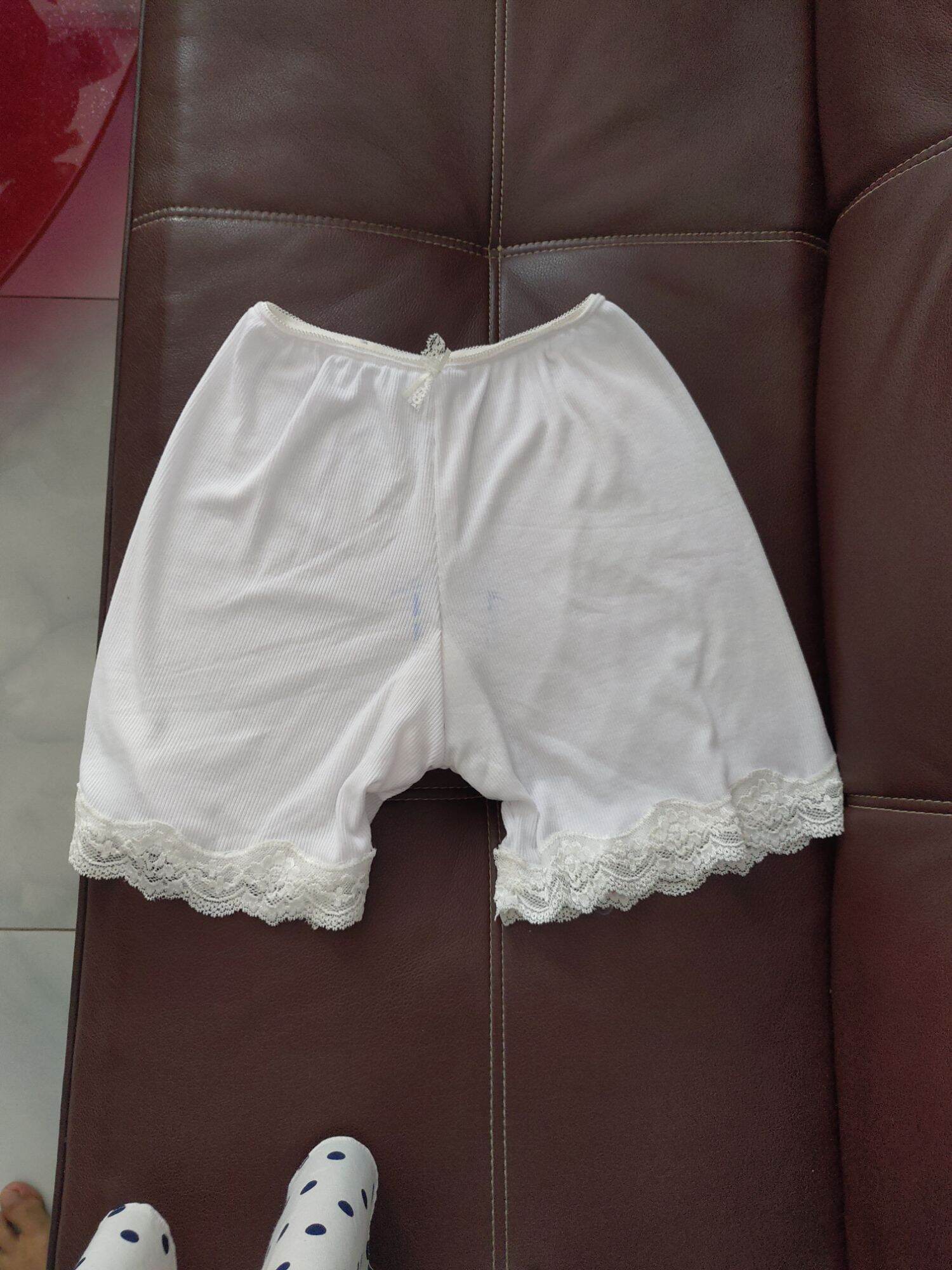 quần mặc trong váy trắng phối ren