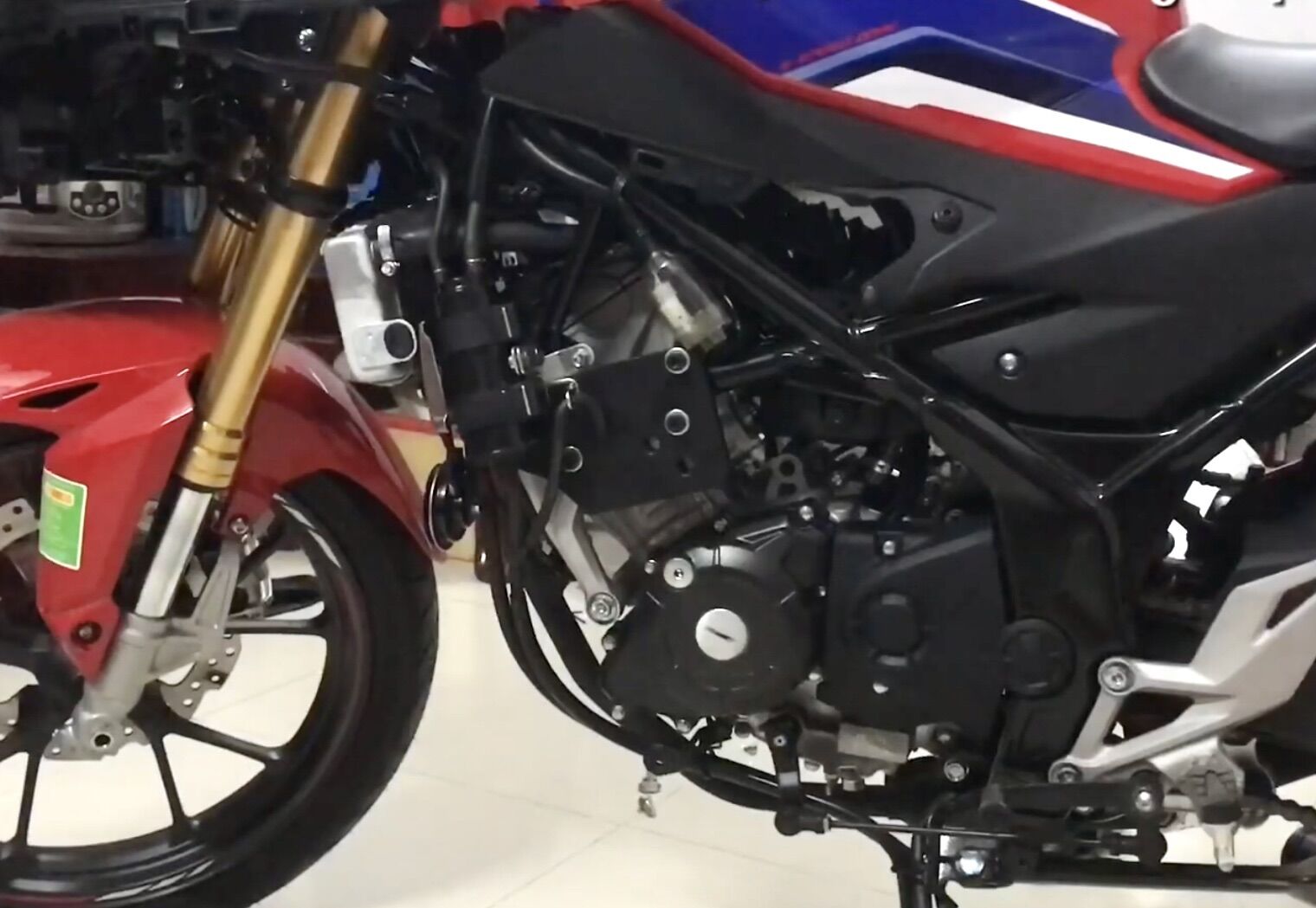 Chống đổ khung sườn CBR 150 2021 ( ko khoan nhựa)