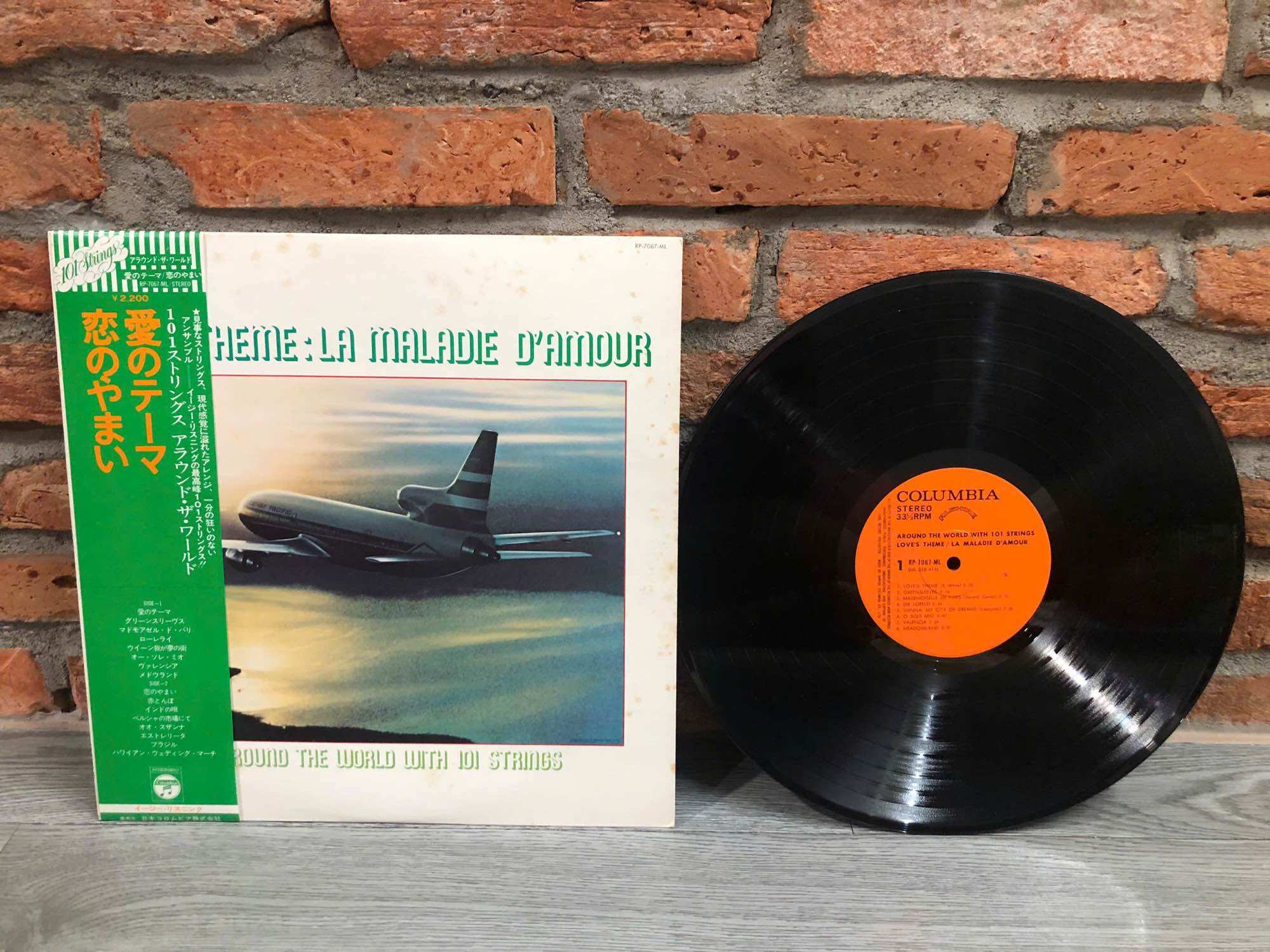 Đĩa than vinyl Hoà tấu Jazz với phong cách Easy Listening. Album : "Around The World With 101 Strings"
