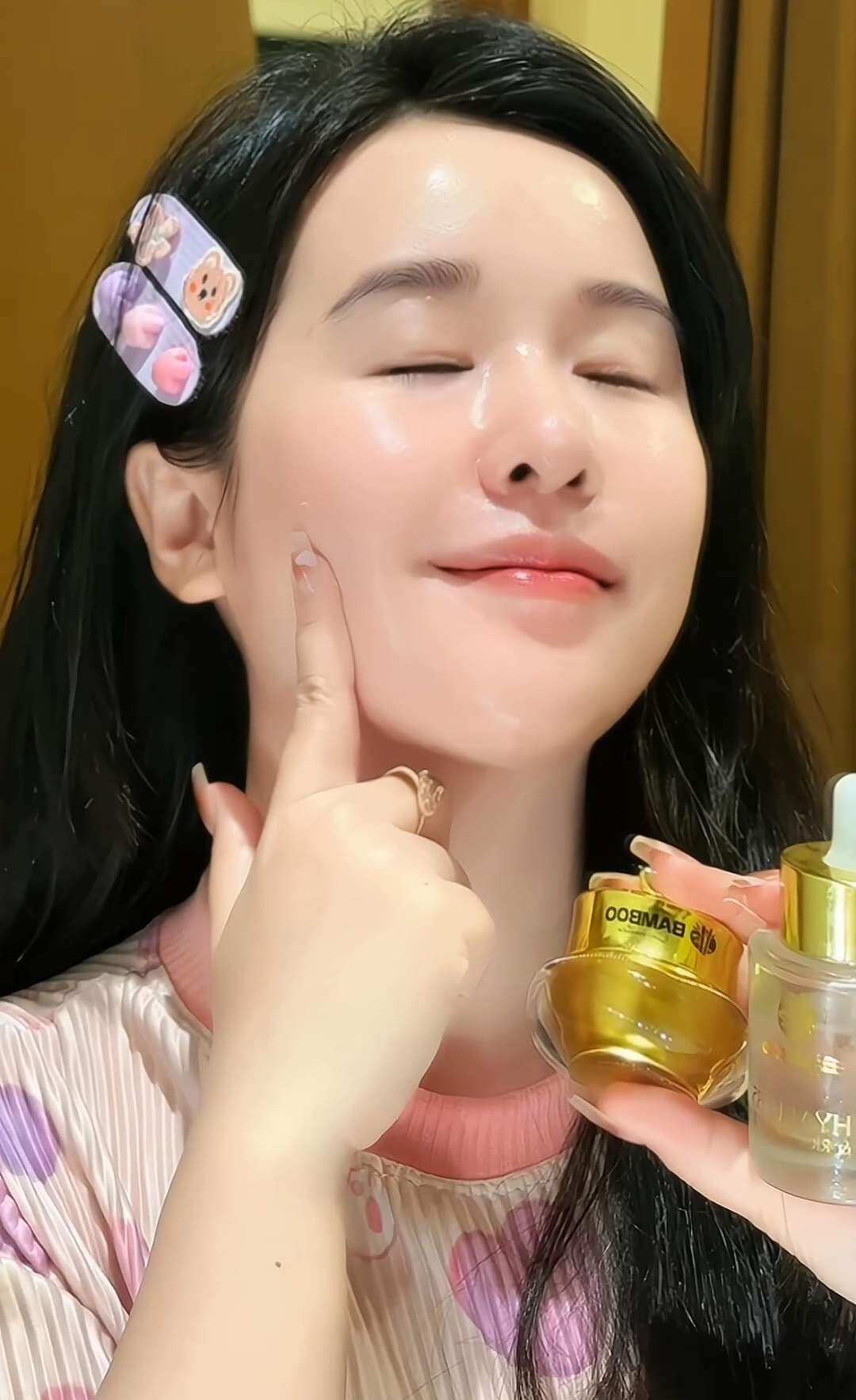 Combo kem face plus và serum B5 gạo Bamboo 2026 - Dưỡng da và chăm sóc da mặt   | Kem face plus màu vàng bóng, serum B5 gạo Bamboo trong suốt với nắp vàng, đặt trên bàn gỗ cạnh laptop và ly sữa.