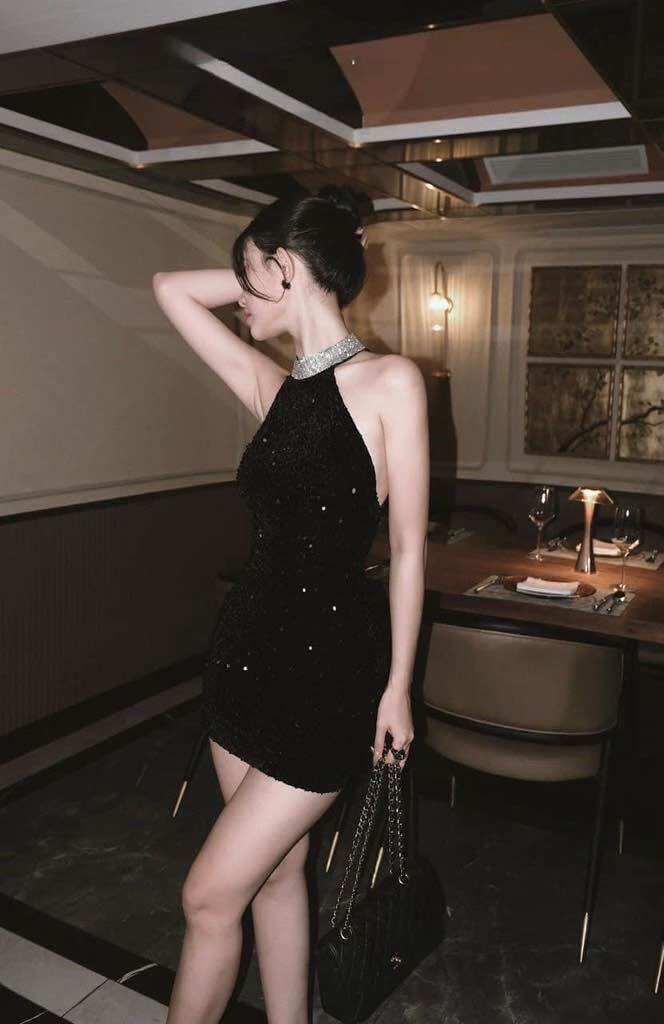 Đầm yếm nhung cổ kim sa