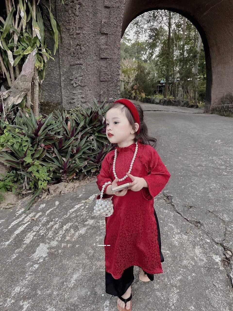 Áo dài gấm kèm cột tóc cho bé siêu xinh