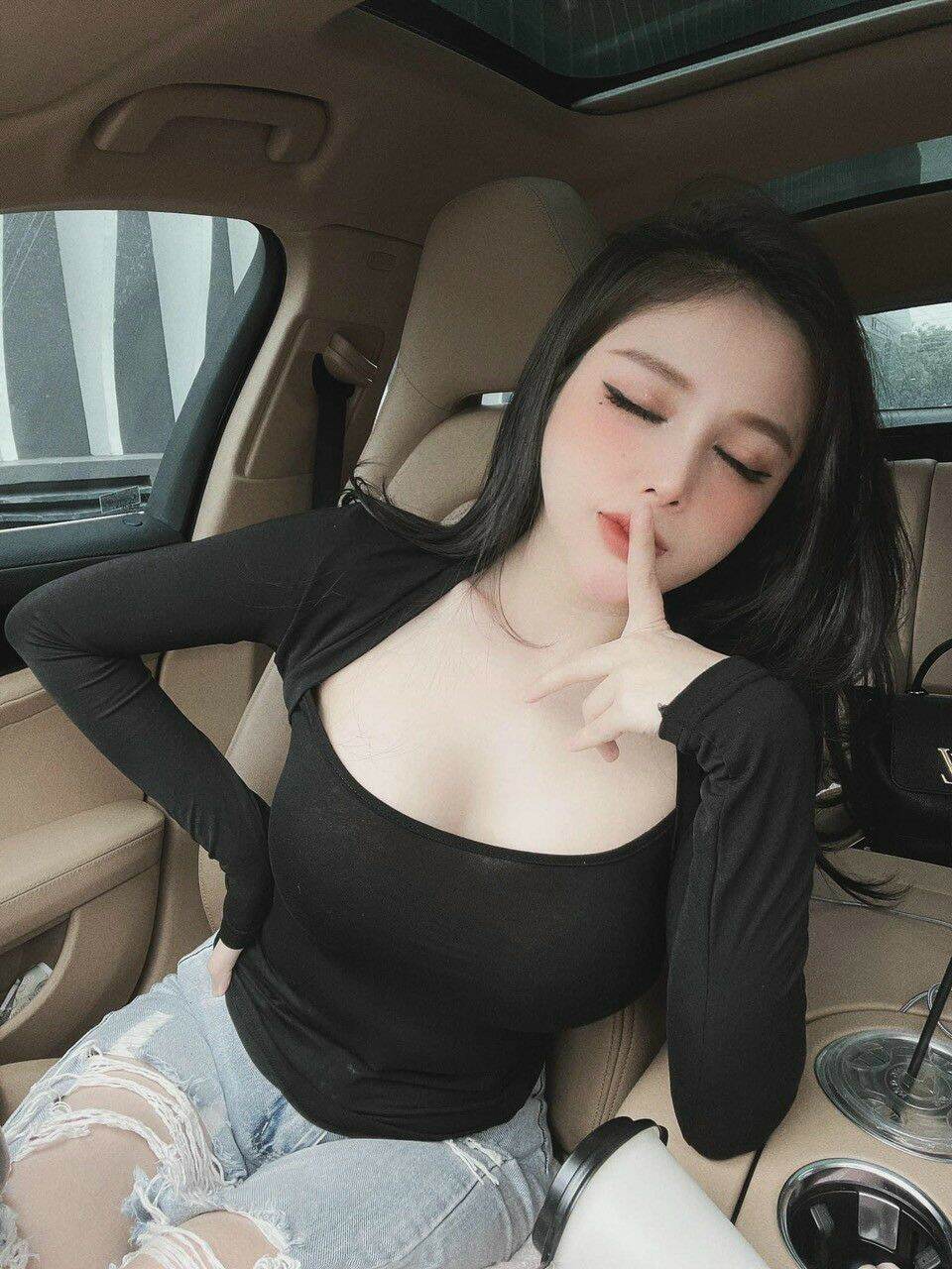 Áo thun gân cổ vuông chéo