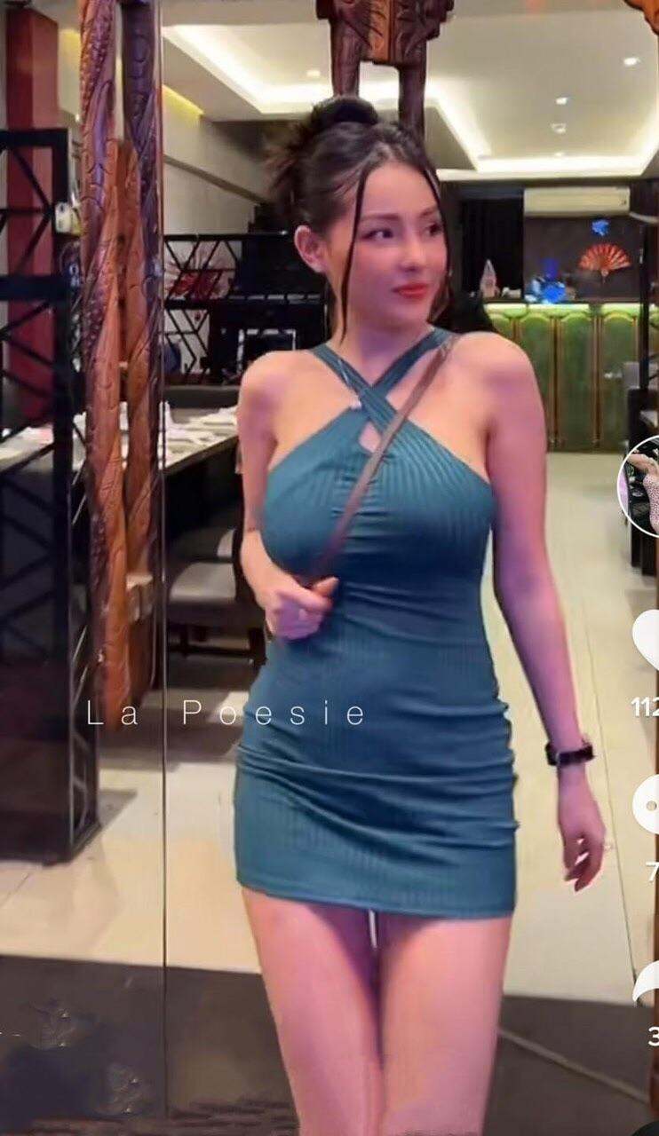 Đầm body cổ chéo siêu hot Oanh