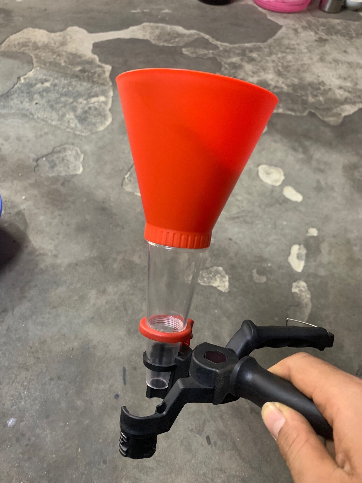 Phễu đổ dầu nhớt ô tô tự giữ thẳng đứng