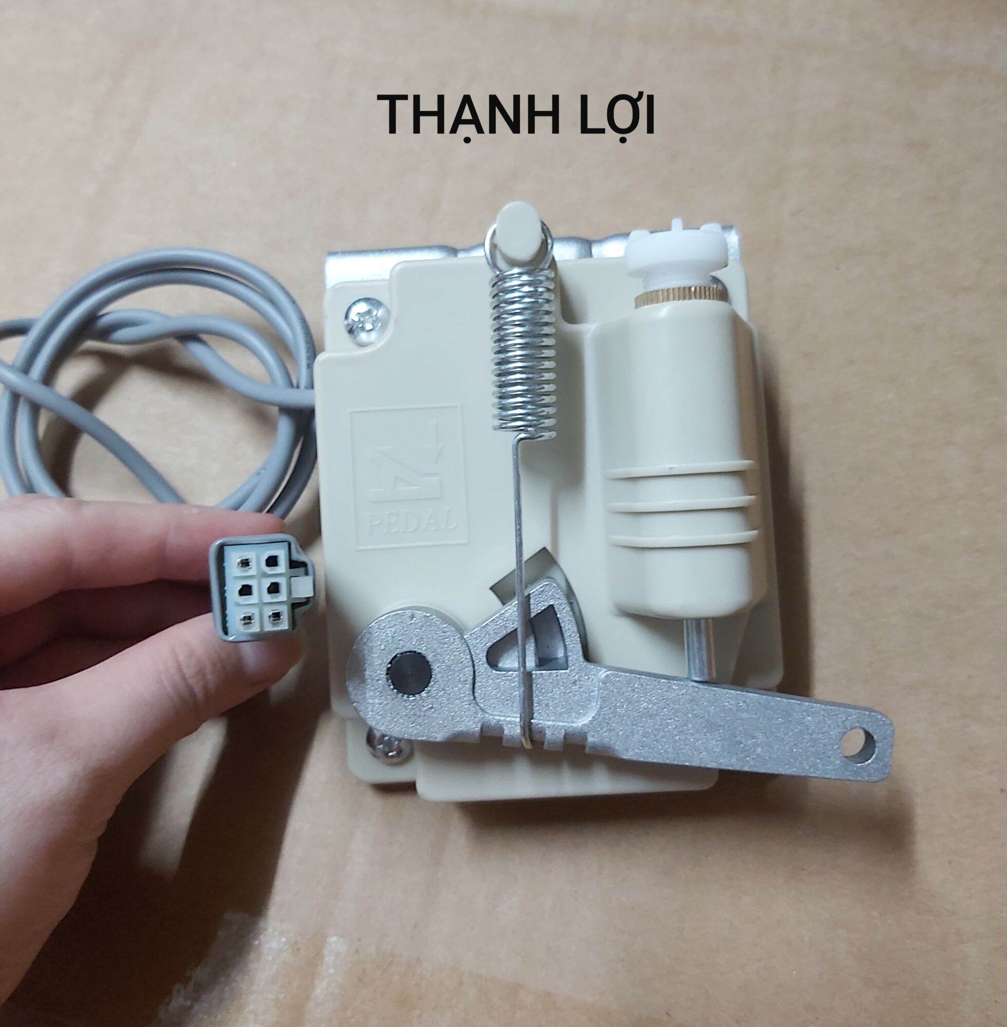 Bàn đạp điện tử dùng cho Máy may công nghiệp 1 kim điện tử Juki chui 6 lổ