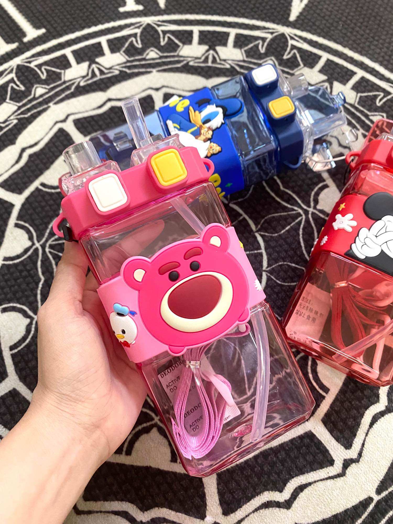Bình nước gấu dâu 2 ngăn 520ml kèm dây đeo, vịt donald, chuột mickey