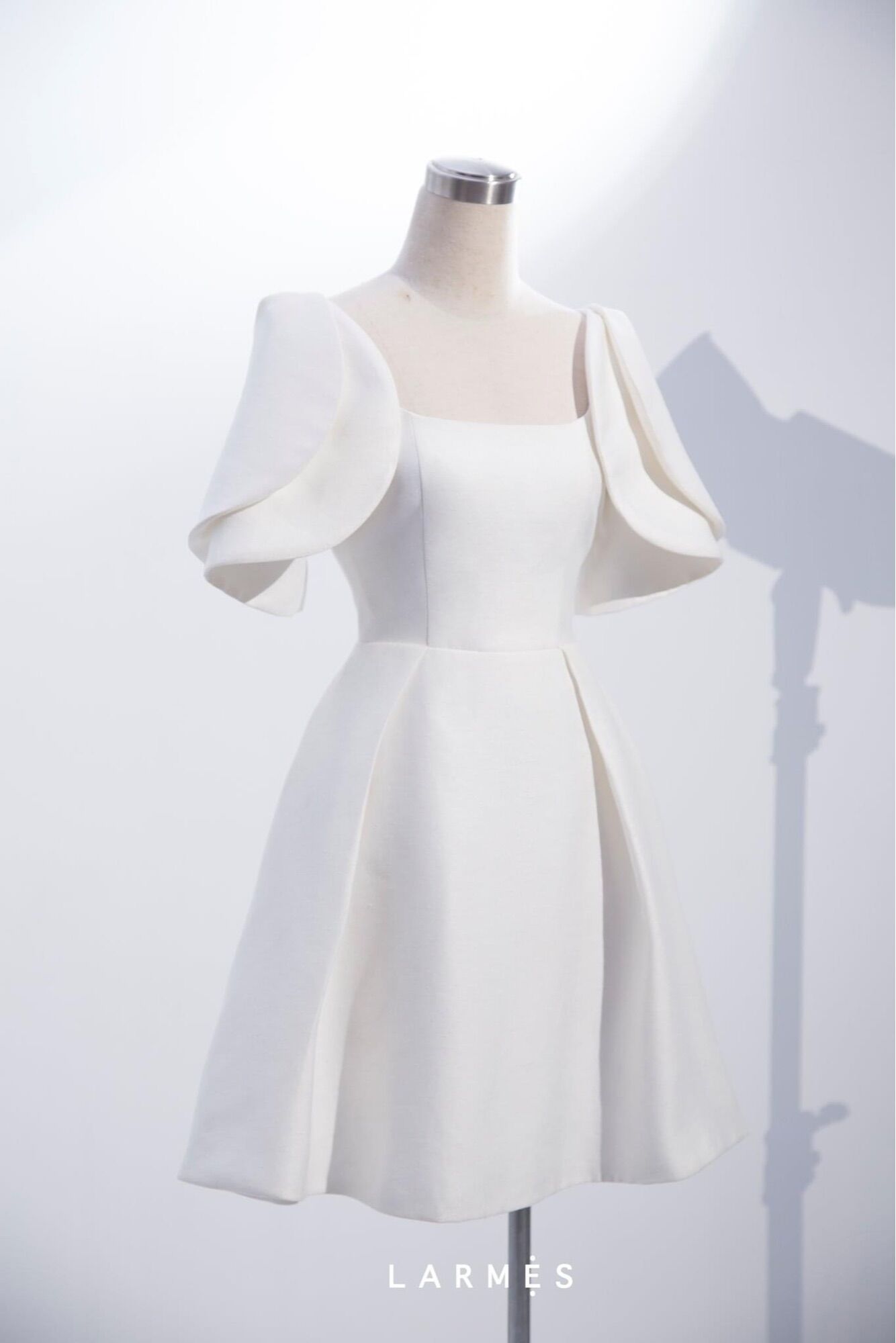 LARMES - Đầm trắng tay thiên nga Swan