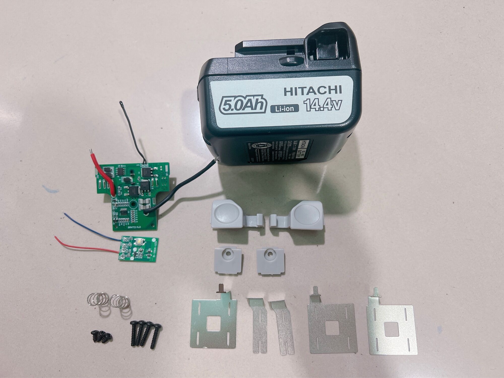 Vỏ mạch hitachi 14.4v 5A.mạch sạc adrapter ,vỏ có leb báo pin