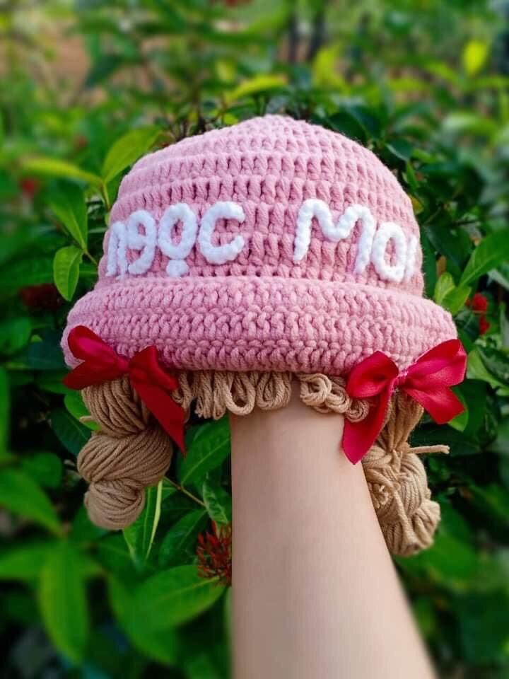 nón tóc búi cho bé kèm tên theo yêu cầu