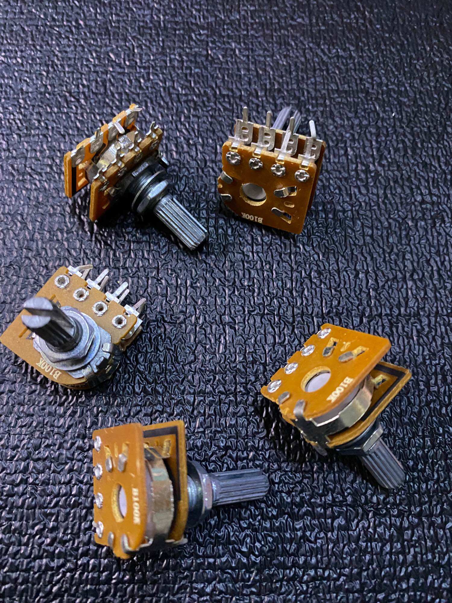 Volum Ampli 8 chân 50 k /100 k ( giá 2 chiếc )