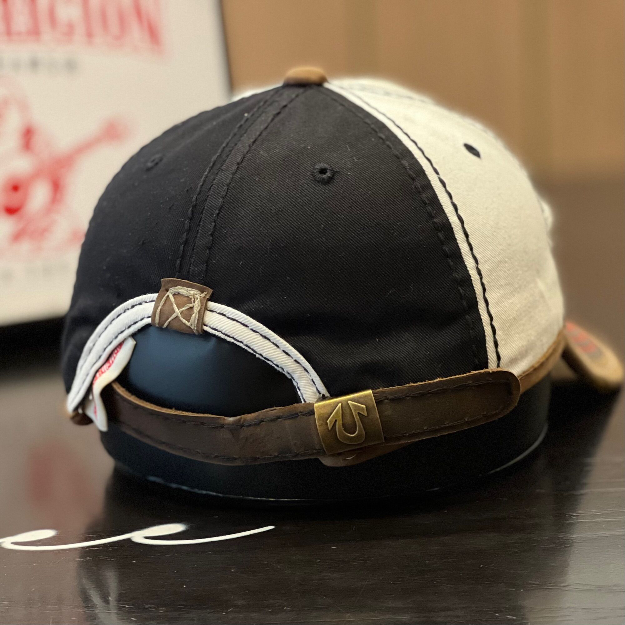 Nón ông địa cầm đàn Truereligion