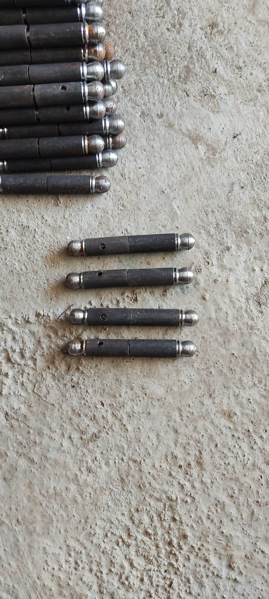 bản lề phi 22 mm, dài 16 cm ,ngõng 3,5 cm