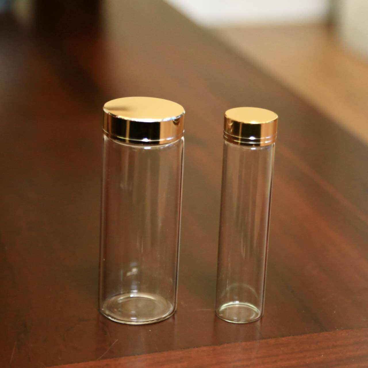 Lọ thuỷ tinh nắp vàng 4.7x12cm đựng trầm