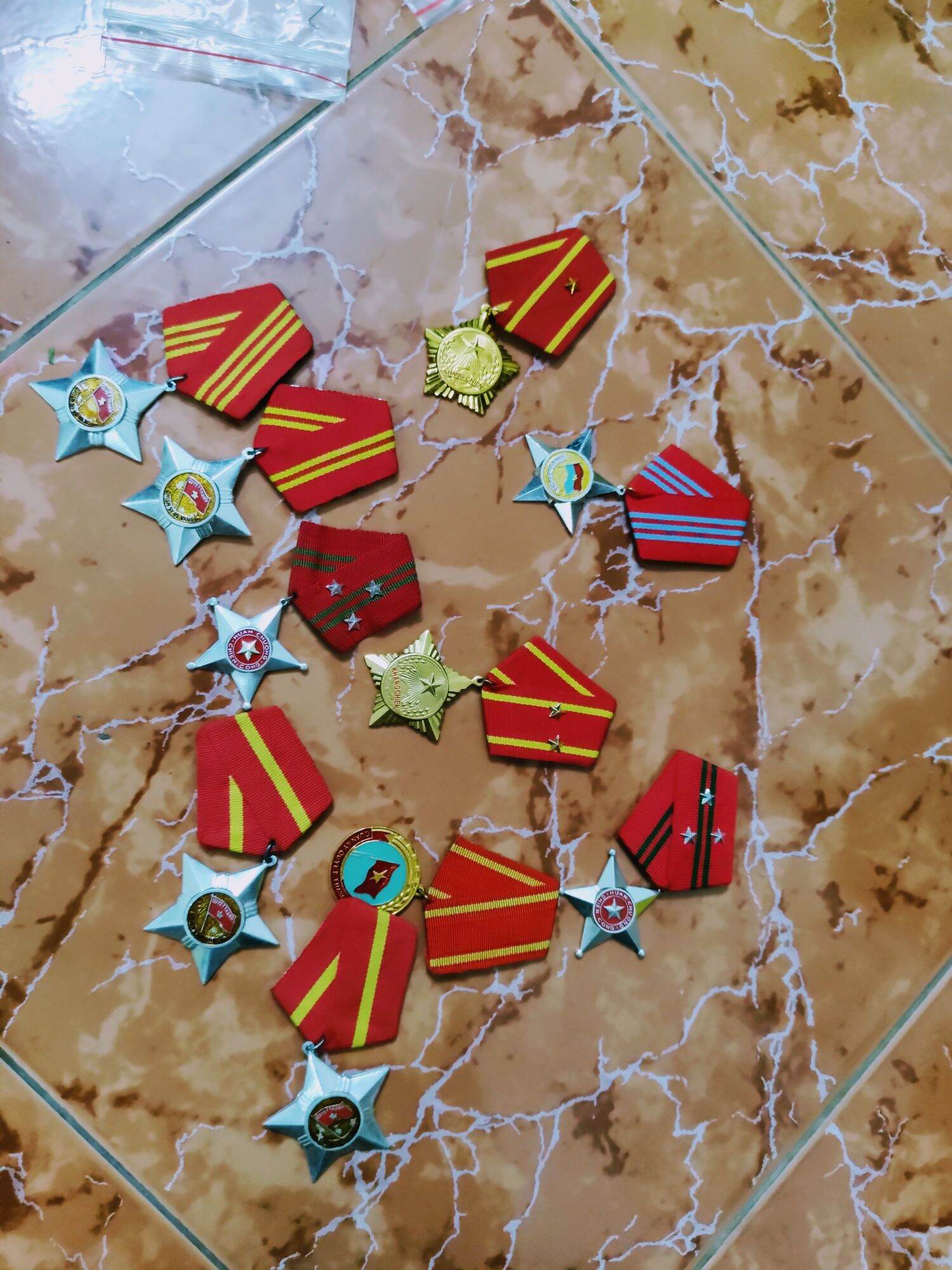 Huy hiệu cài áo có dải và thân ngôi sao cách điệu. medals giải thưởng huy hiệu.