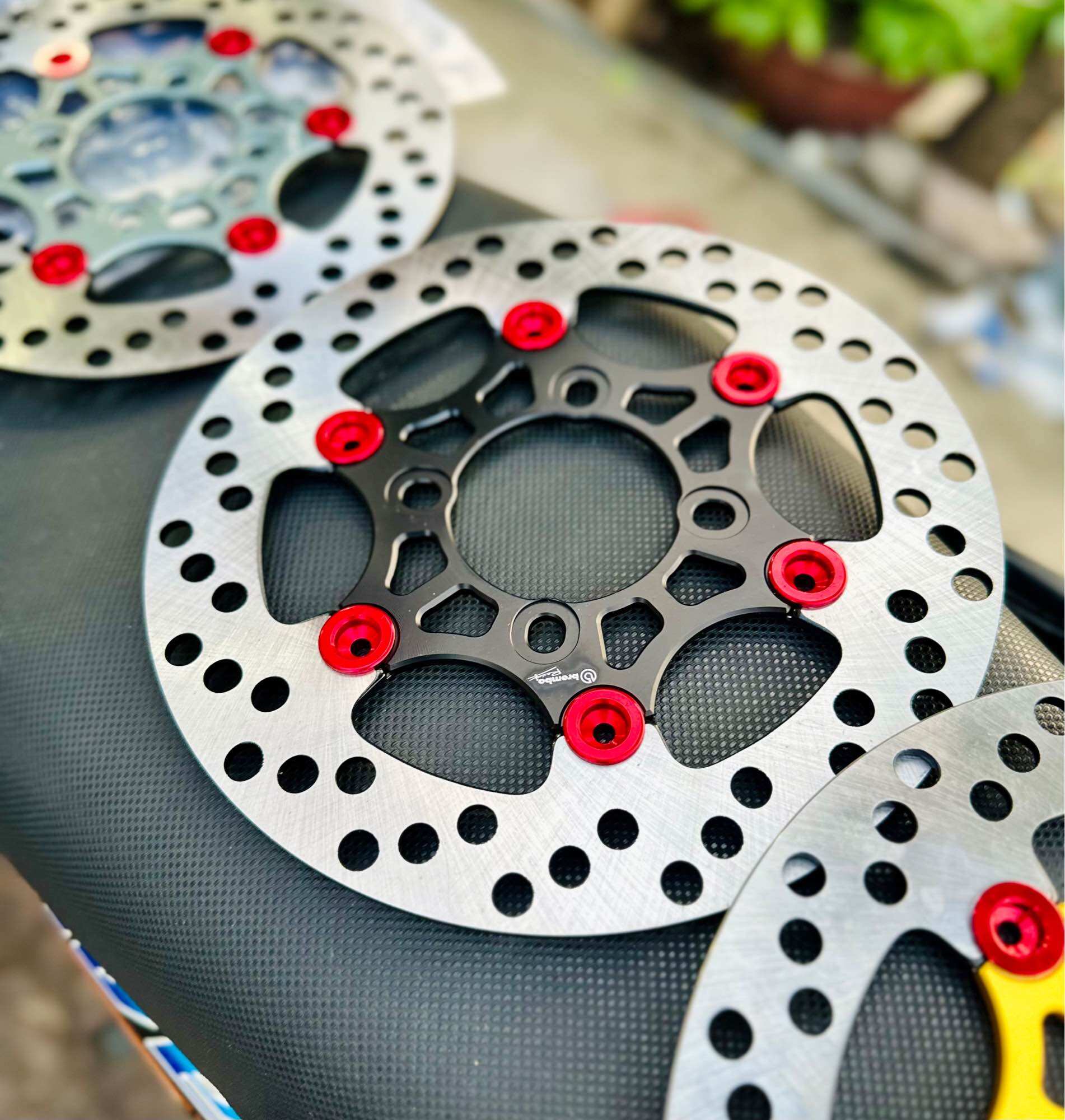 Đĩa thắng Brembo Moto 3 Khoen Đỏ 220mm