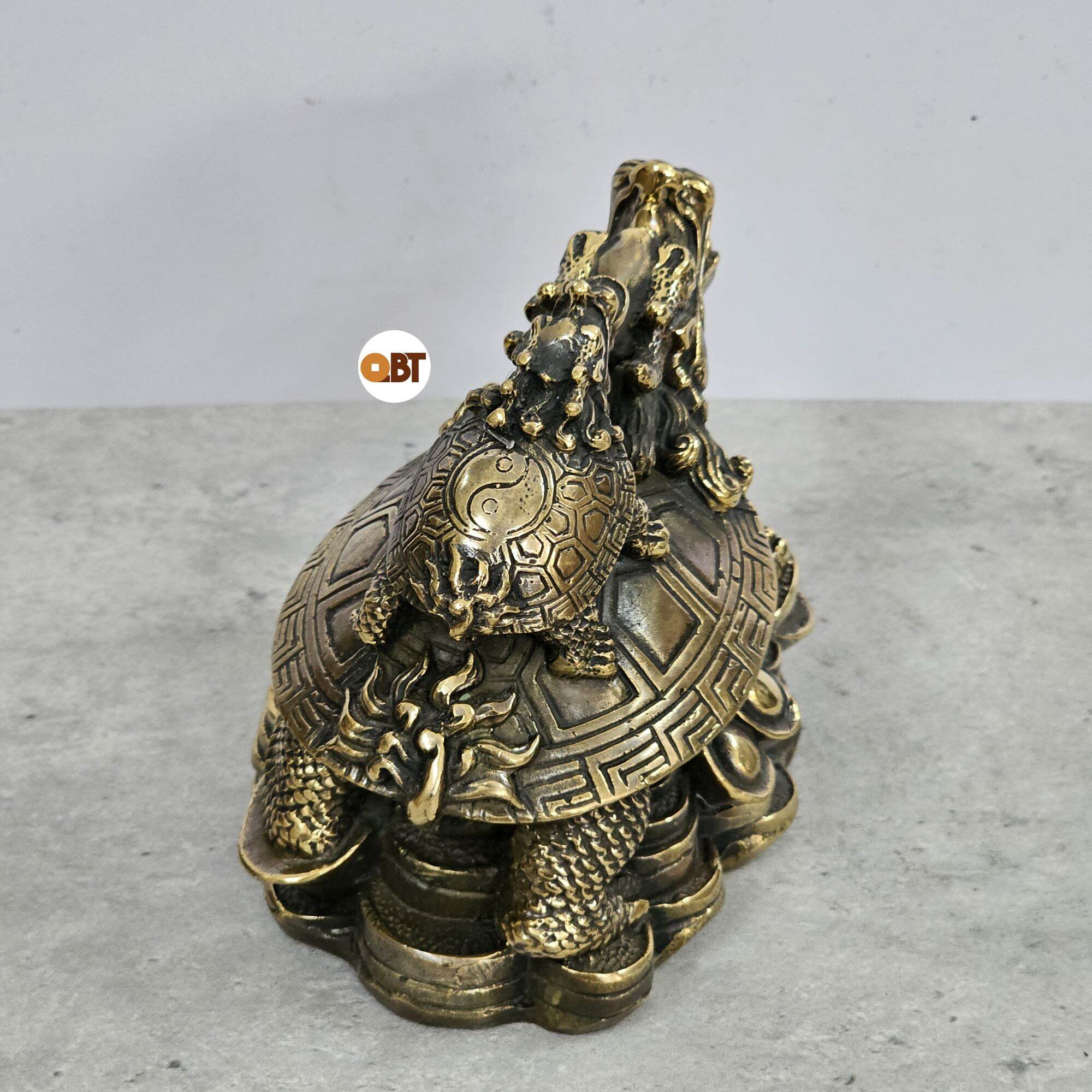 Long Quy cõng con màu nâu bằng đồng