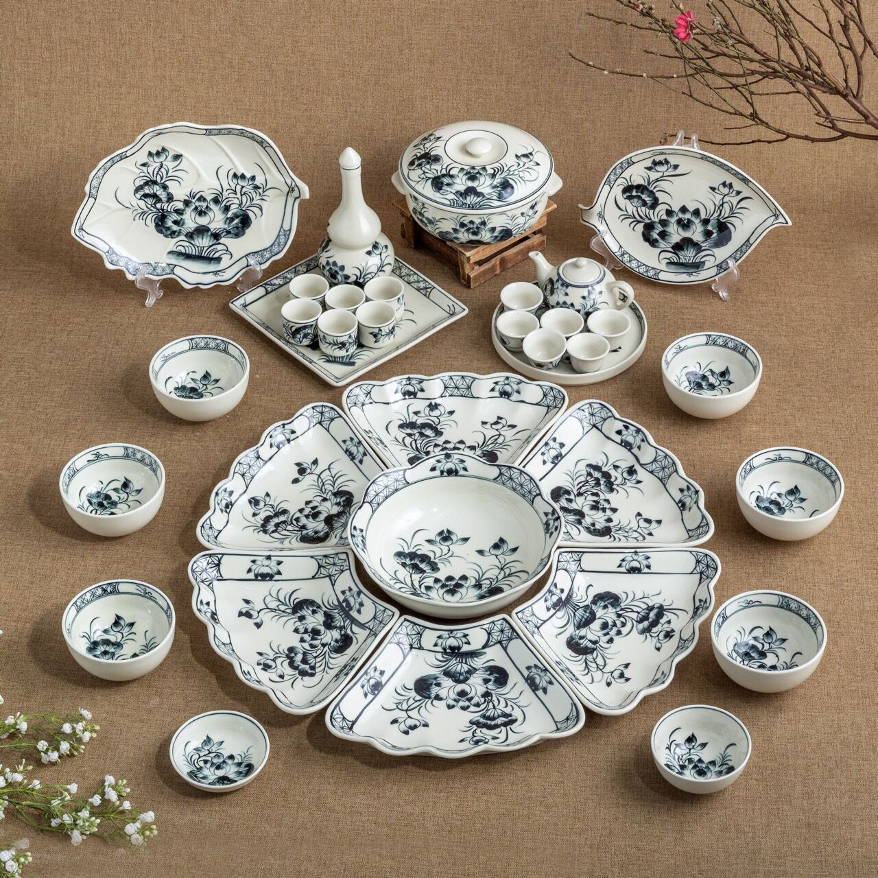 Hàng gốm sứ Bát Tràng.