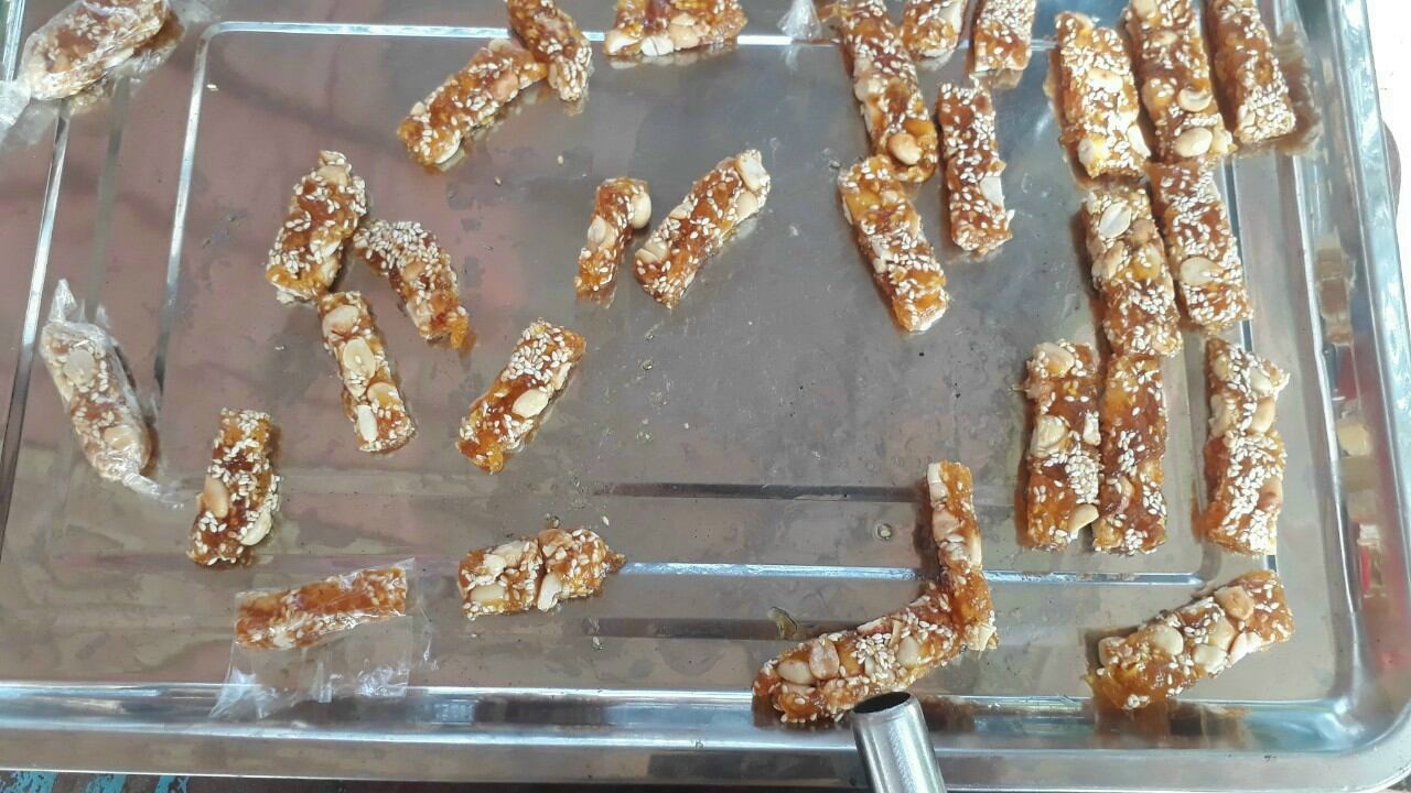 mứt khóm mít đậu phộng nhà làm