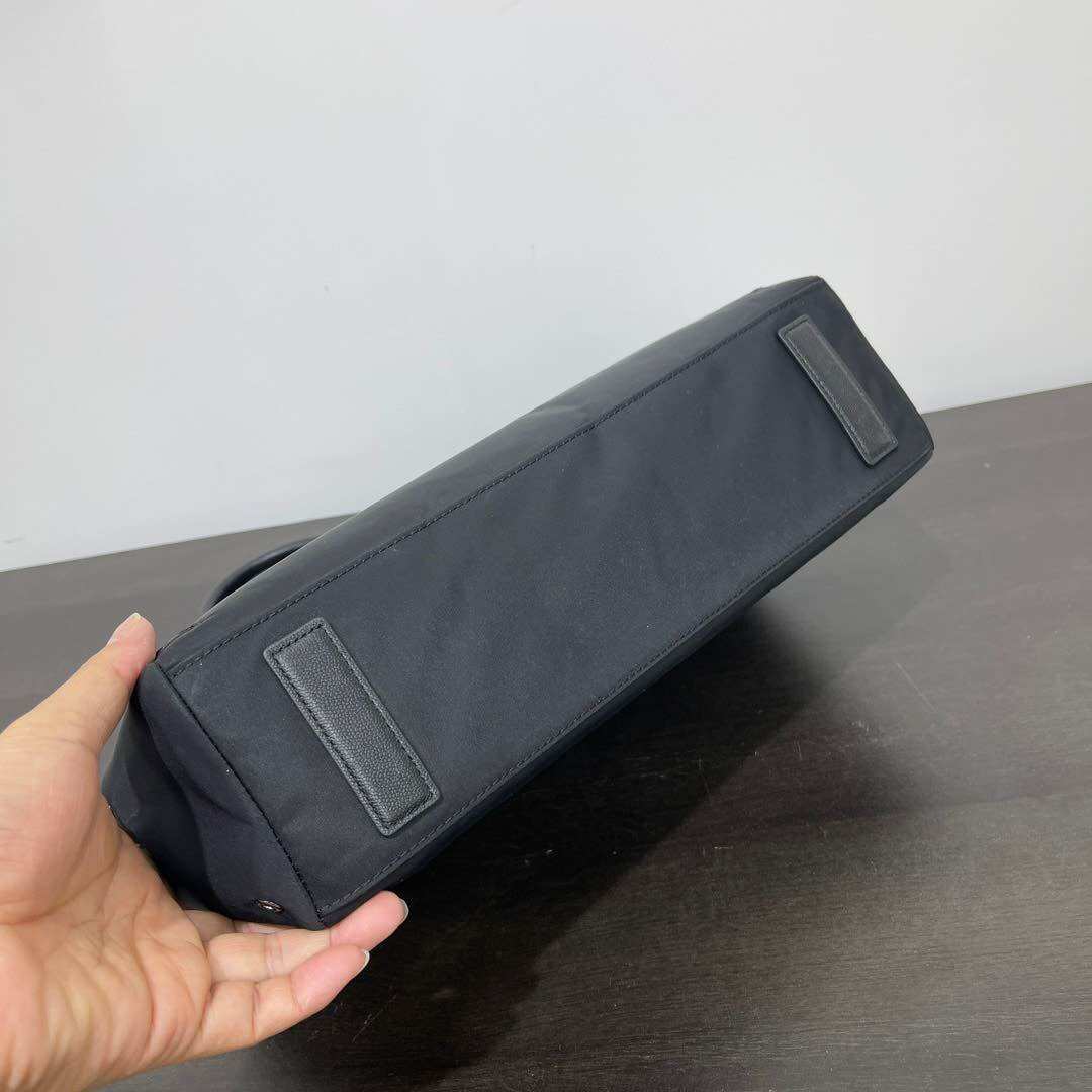 Túi Tumi nữ chống thắm
