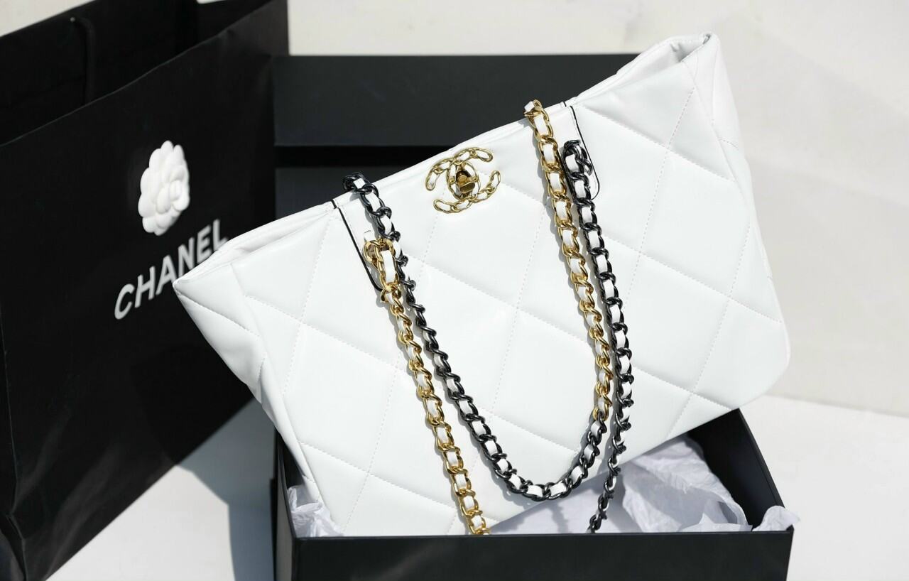 Túi trắng nữ thời trang Chanel dây xích