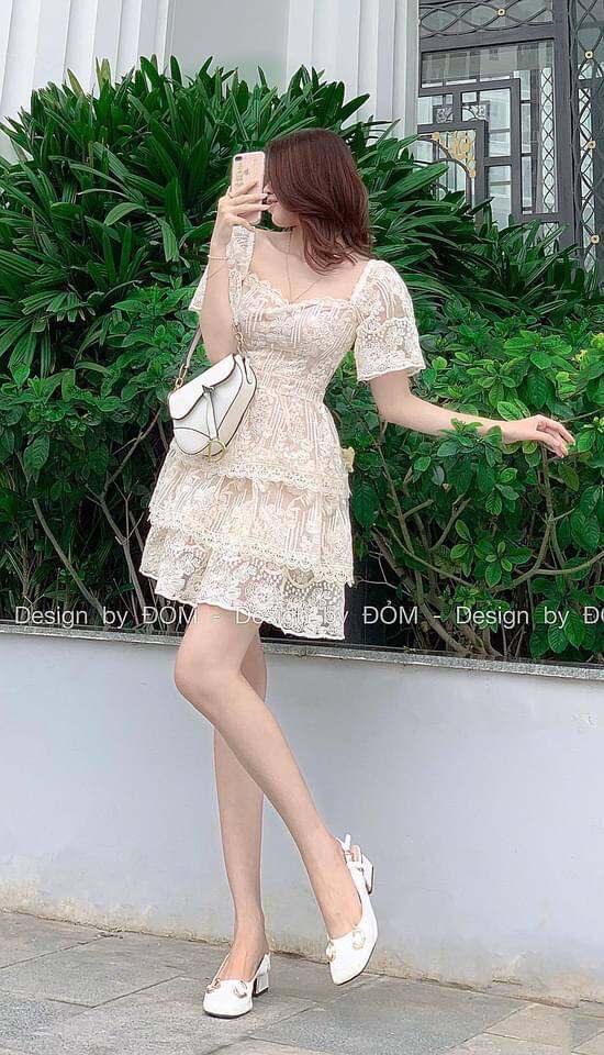 Đầm nude ren tầng cổ vuông