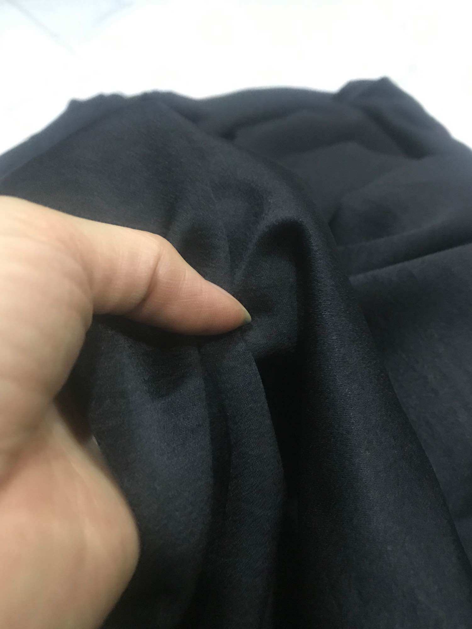 Vải Lụa Tằm Ướt (loại 1) màu đen kít dày vừa mềm rũ co giãn(khổ 1m5)may đầm váy ,áo kiểu , áo dài đẹp thời trang