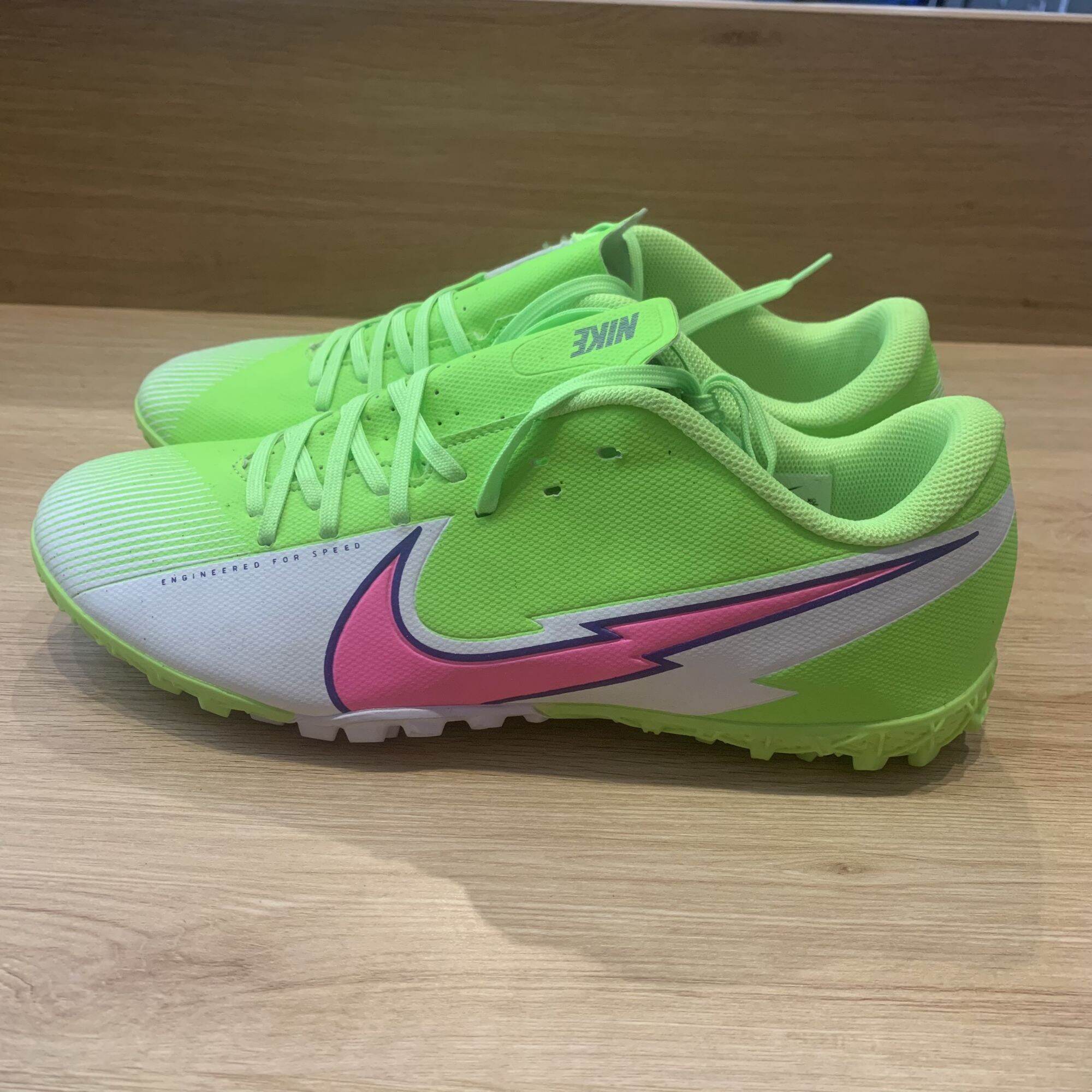 Giày bóng đá sân cỏ nhân tạo Nike Mecurial