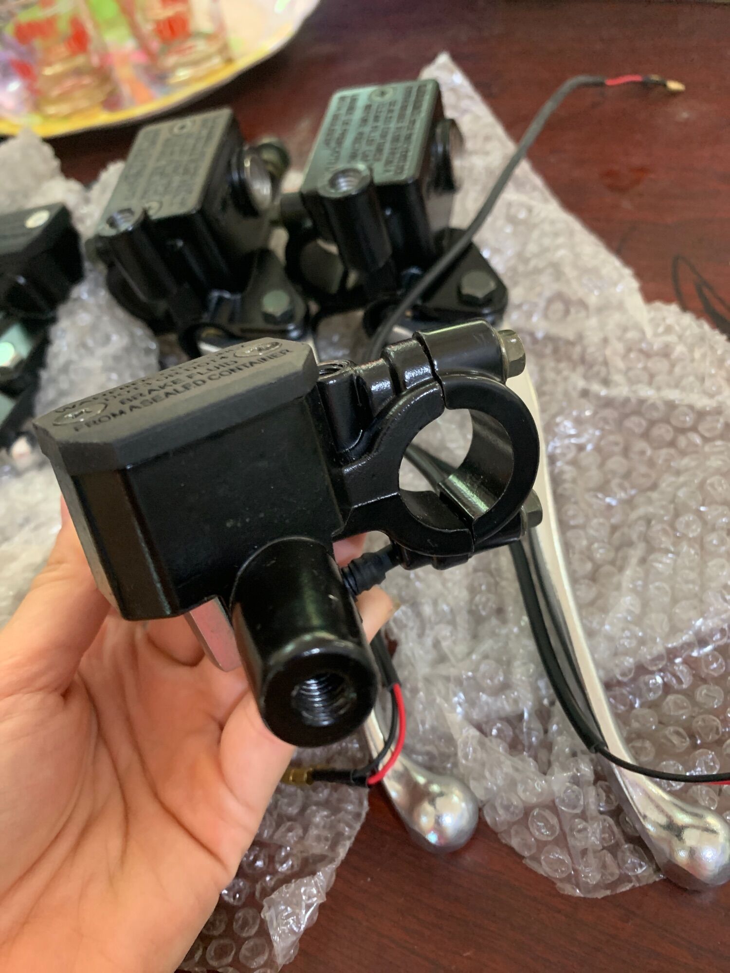 Củ dầu phanh trên xe điện 133S