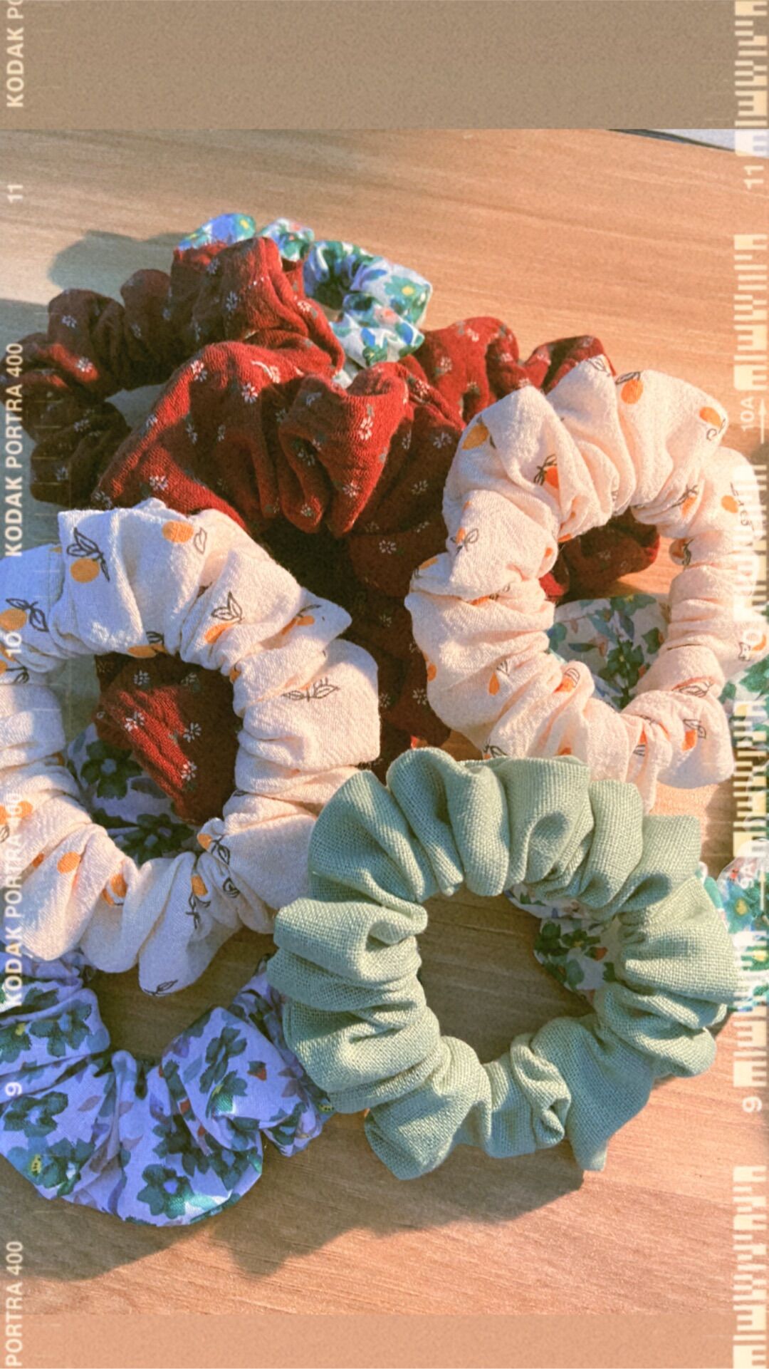Scrunchie cột tóc vải hoa nhí hot trend - lem house