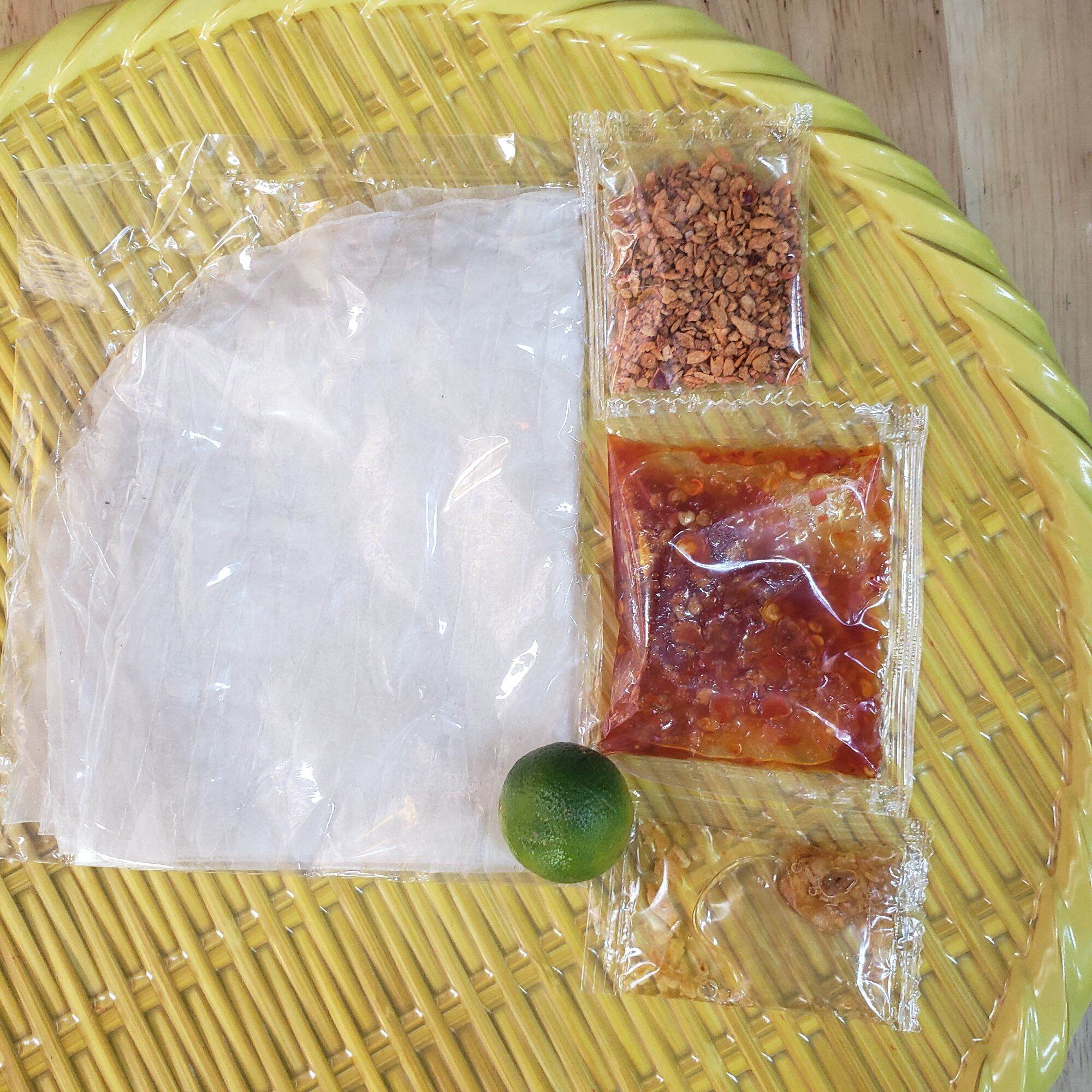 Bánh tráng phơi sương chấm sốt ớt siêu cay
