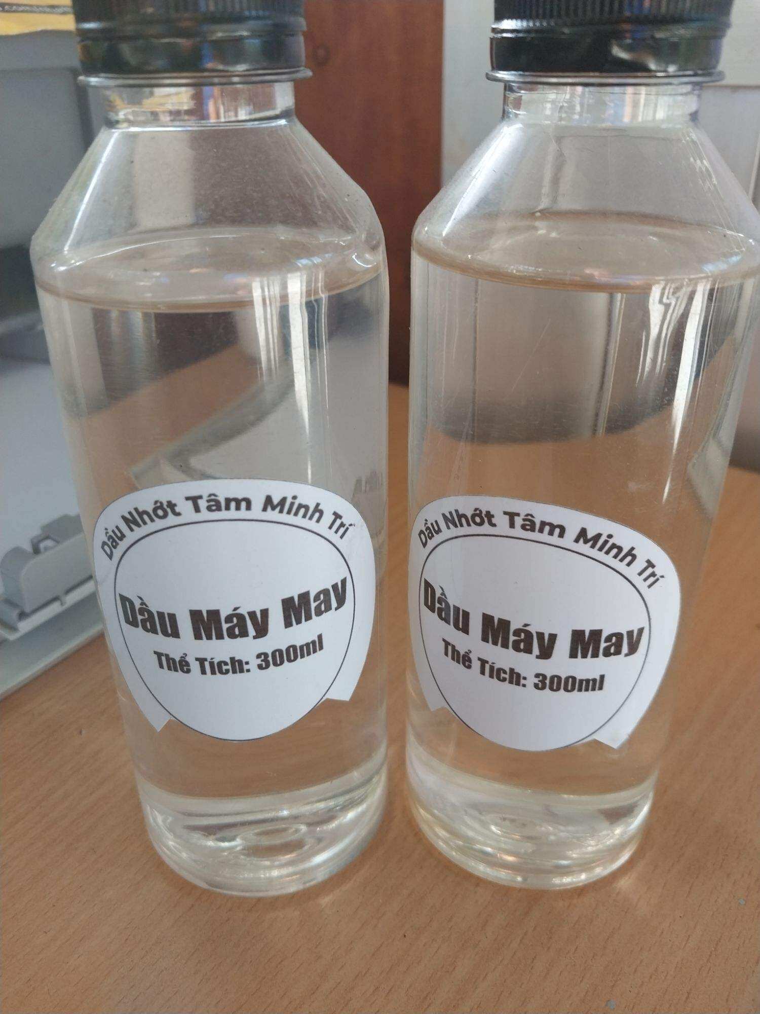 Lốc 2 chai dầu 300ml: Dầu máy may - máy khâu (white oil 32), bôi trơn chuyên dụng, giá cực sốc, màu trắng trong, không mùi, dễ sử dụng