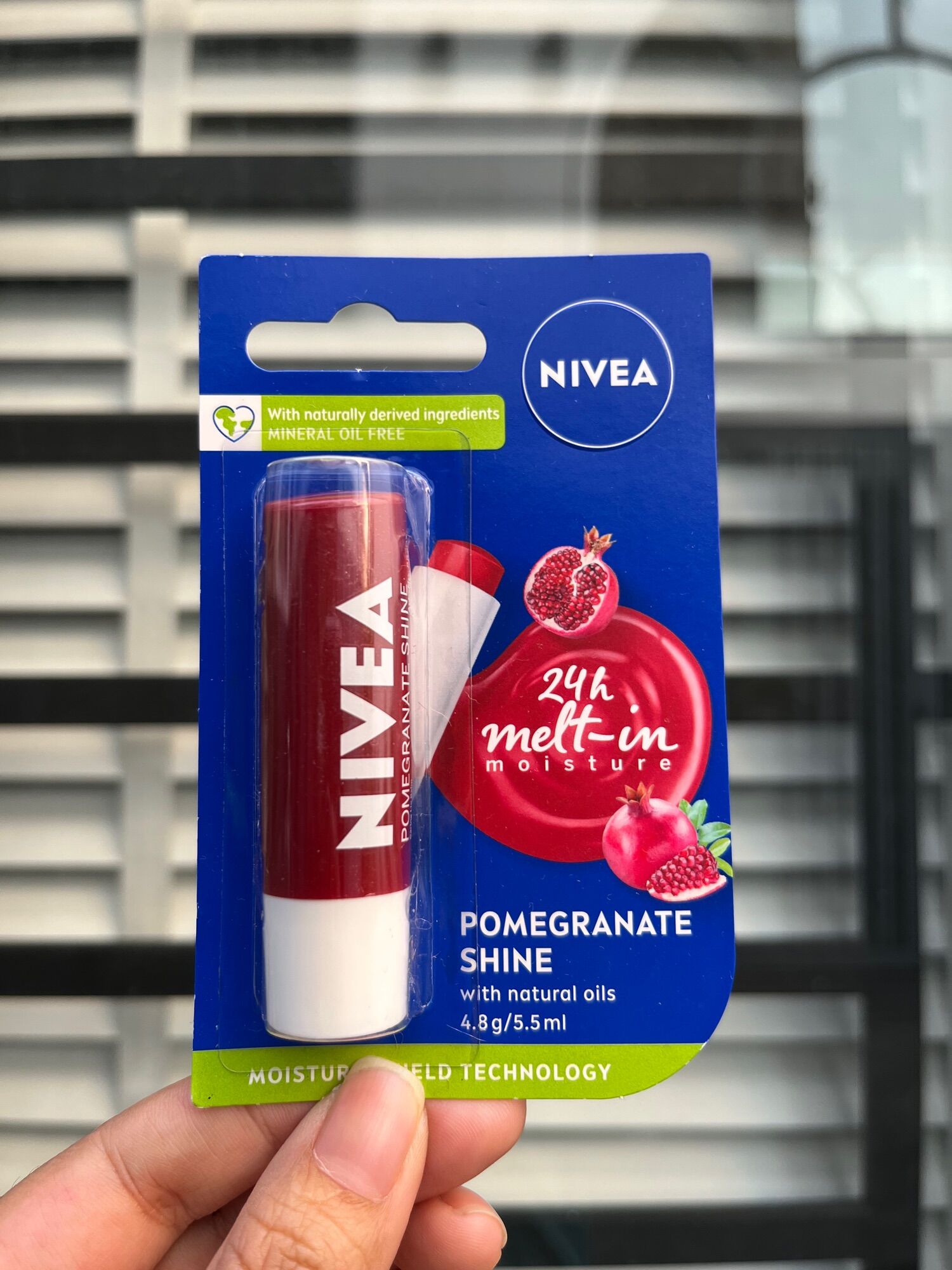 Son dưỡng nivea lip shine lip balm 4.8g. lựu