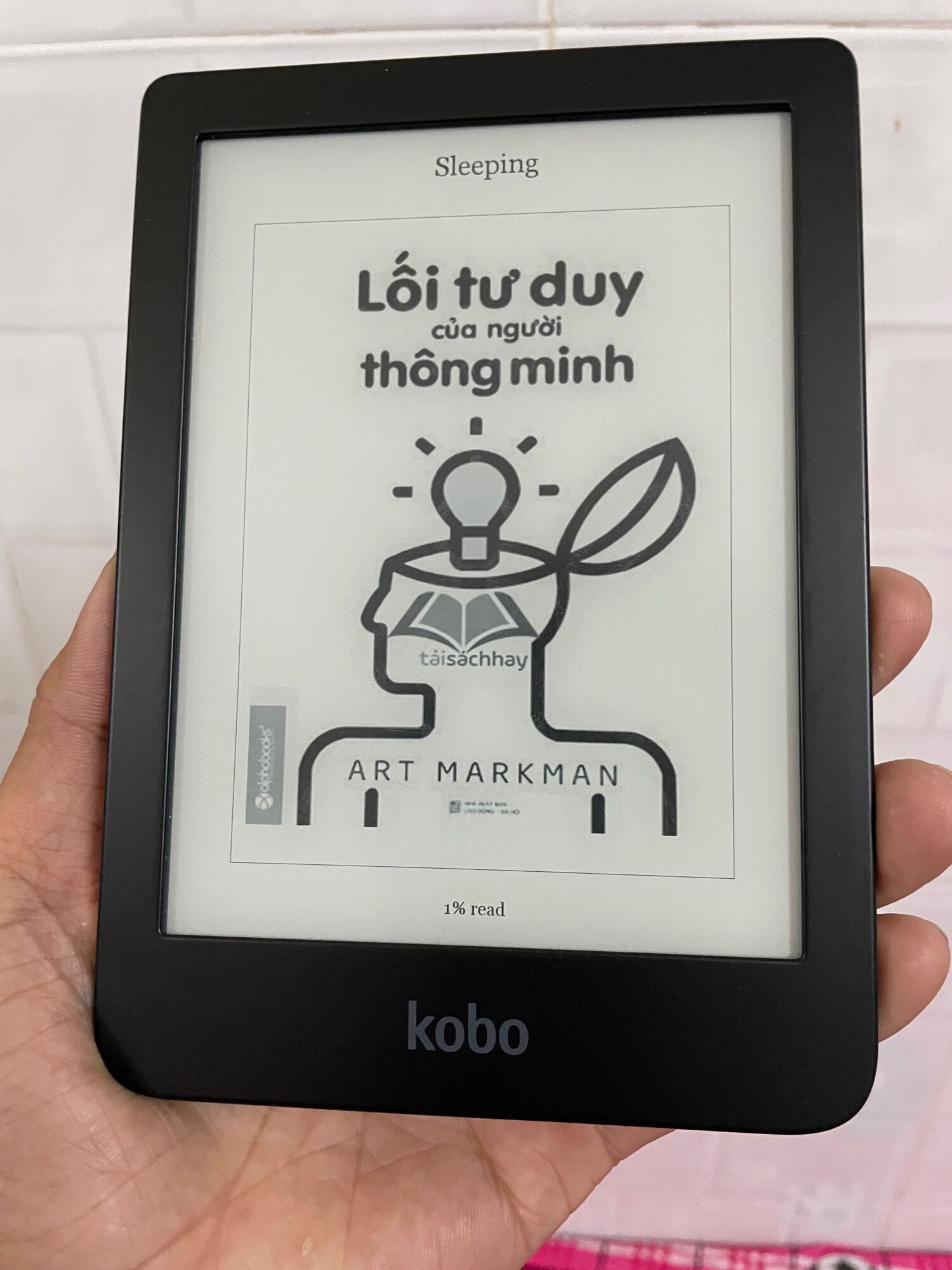 Máy đọc sách kobo clara hd có đèn nền vàng và trắng với màn hình 6'' 300ppi sắc nét, bộ nhớ 8gb